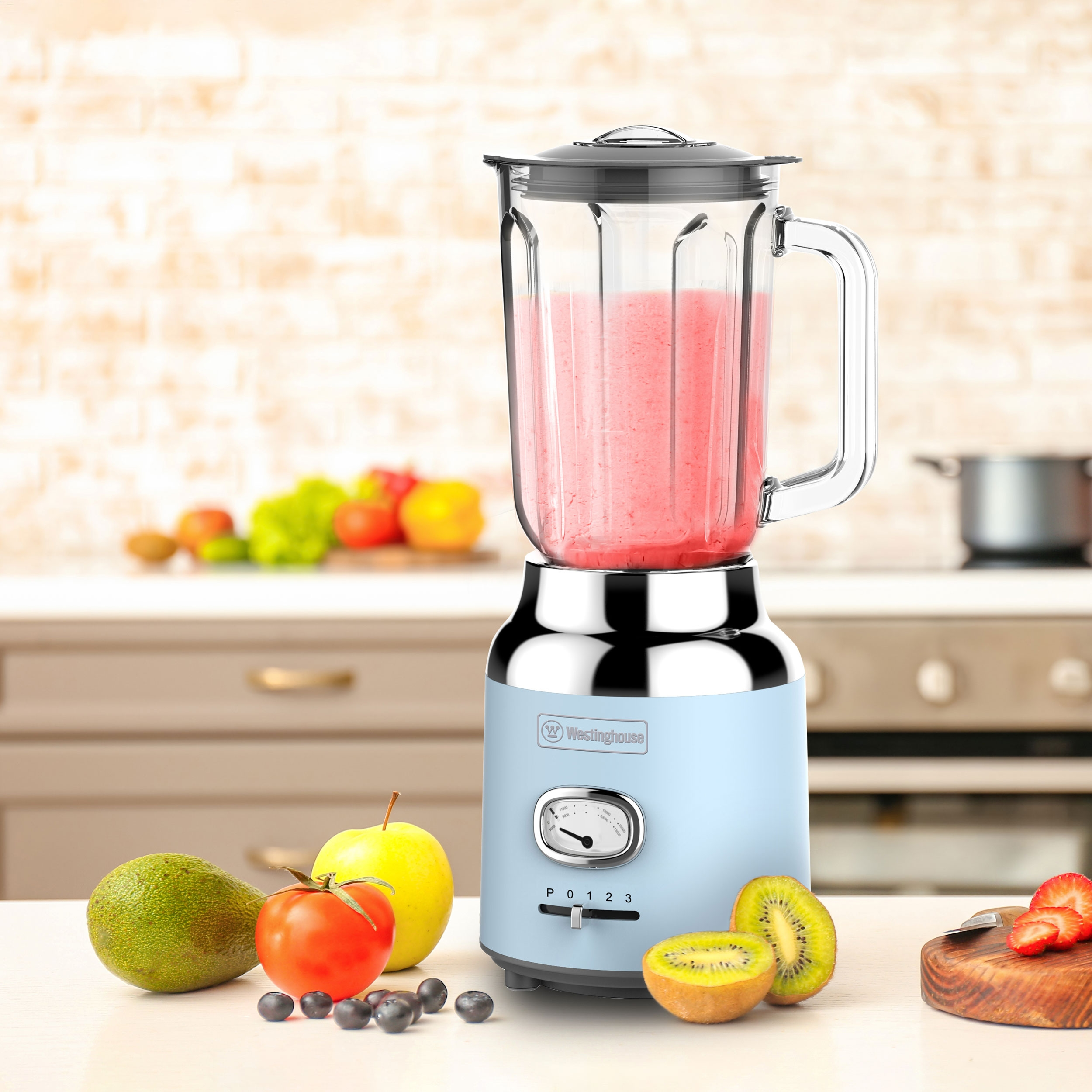 Ein blauer Mixer mit einem Glasbehälter gefüllt mit pinkfarbenem Smoothie und Früchten.