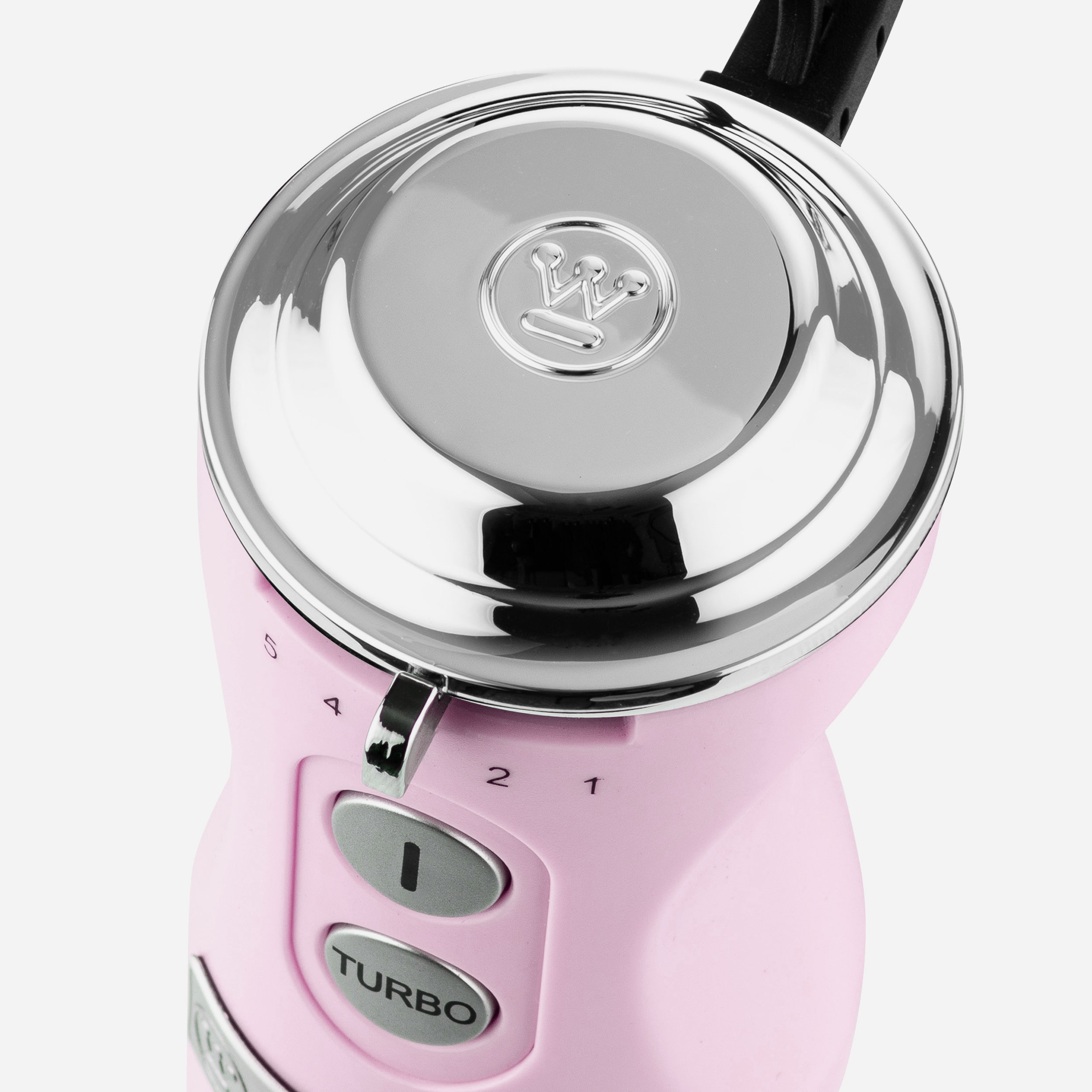 Rosa Stabmixer, der die Oberseite mit silbernen Akzenten, Geschwindigkeitsreglern und Turbotaste zeigt.