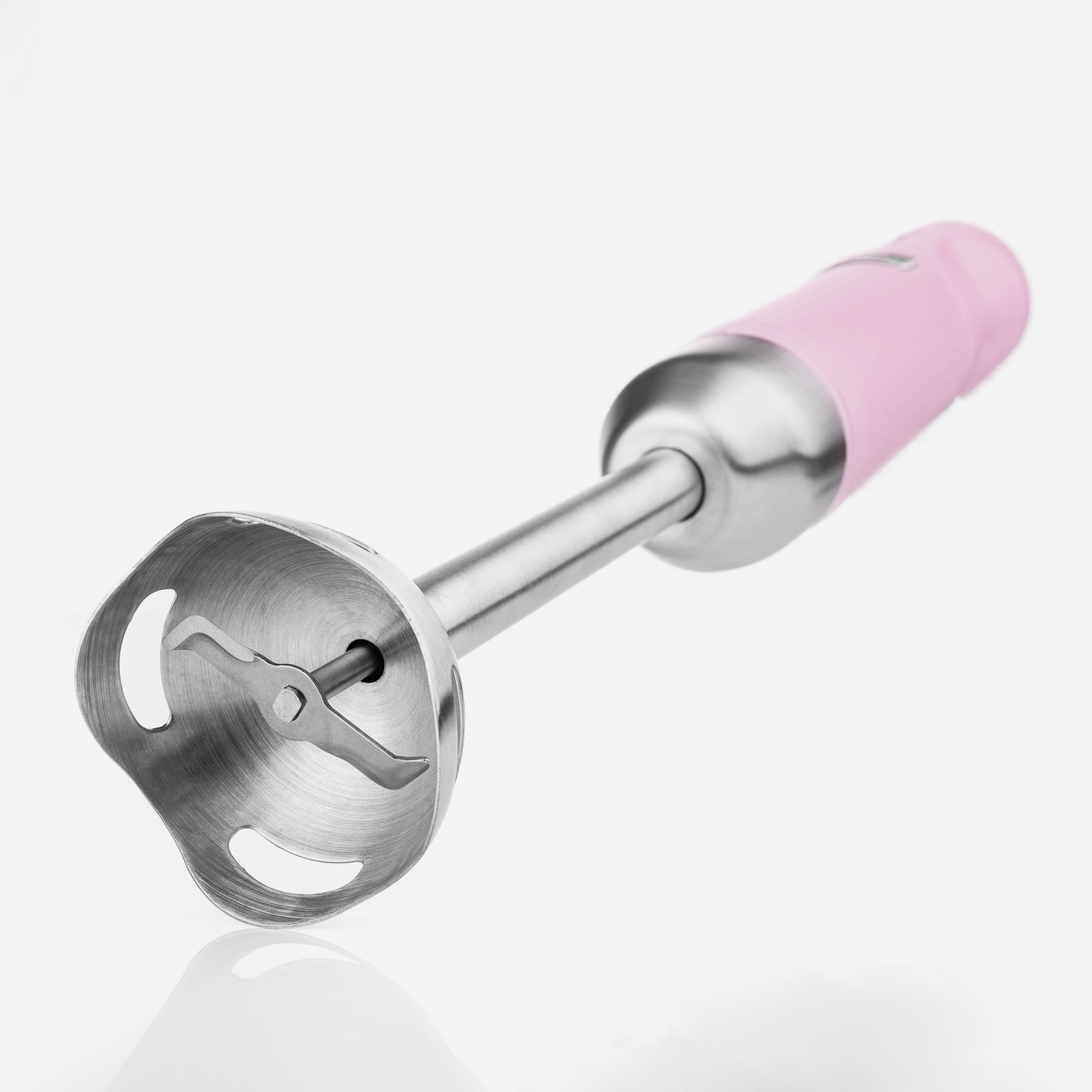 Ein pinkfarbener Stabmixer auf weißem Grund, die Klingen sind sichtbar.