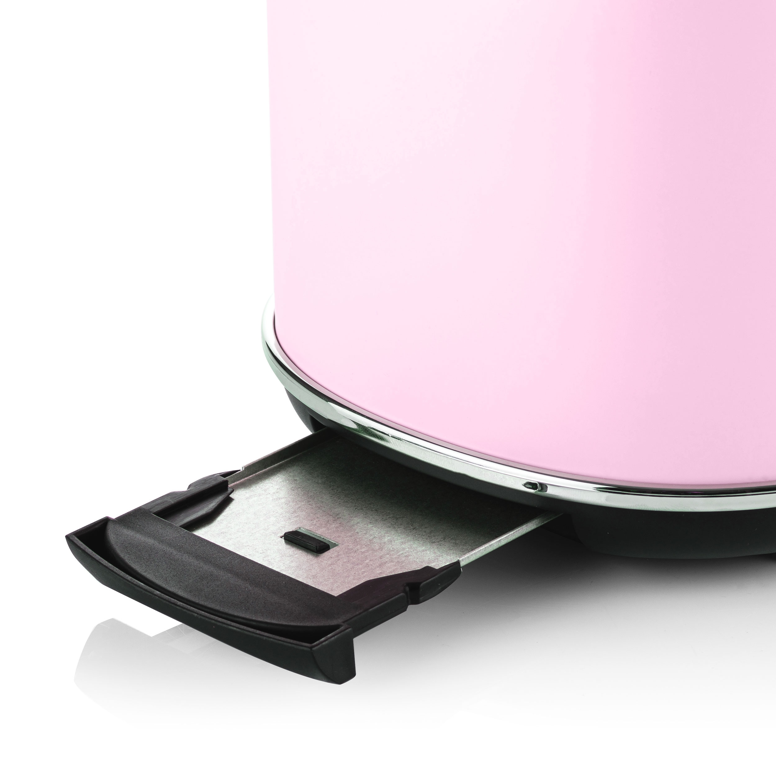 Ein rosa Toaster mit geöffnetem Fach. Weißer Hintergrund und leichte Reflexion.