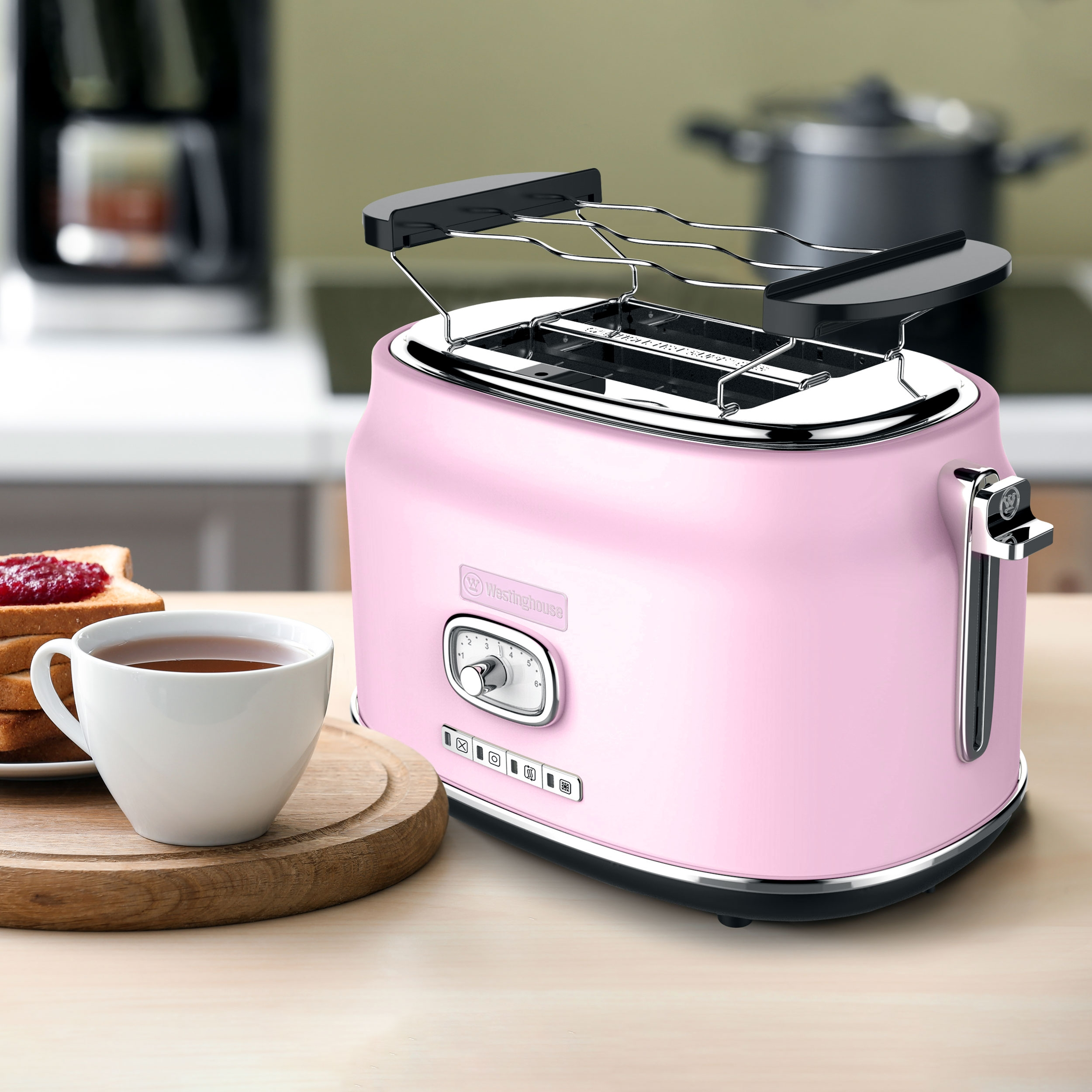 Rosa Retro-Toaster mit Chromleiste, Brot und Kaffee auf Holzoberfläche.