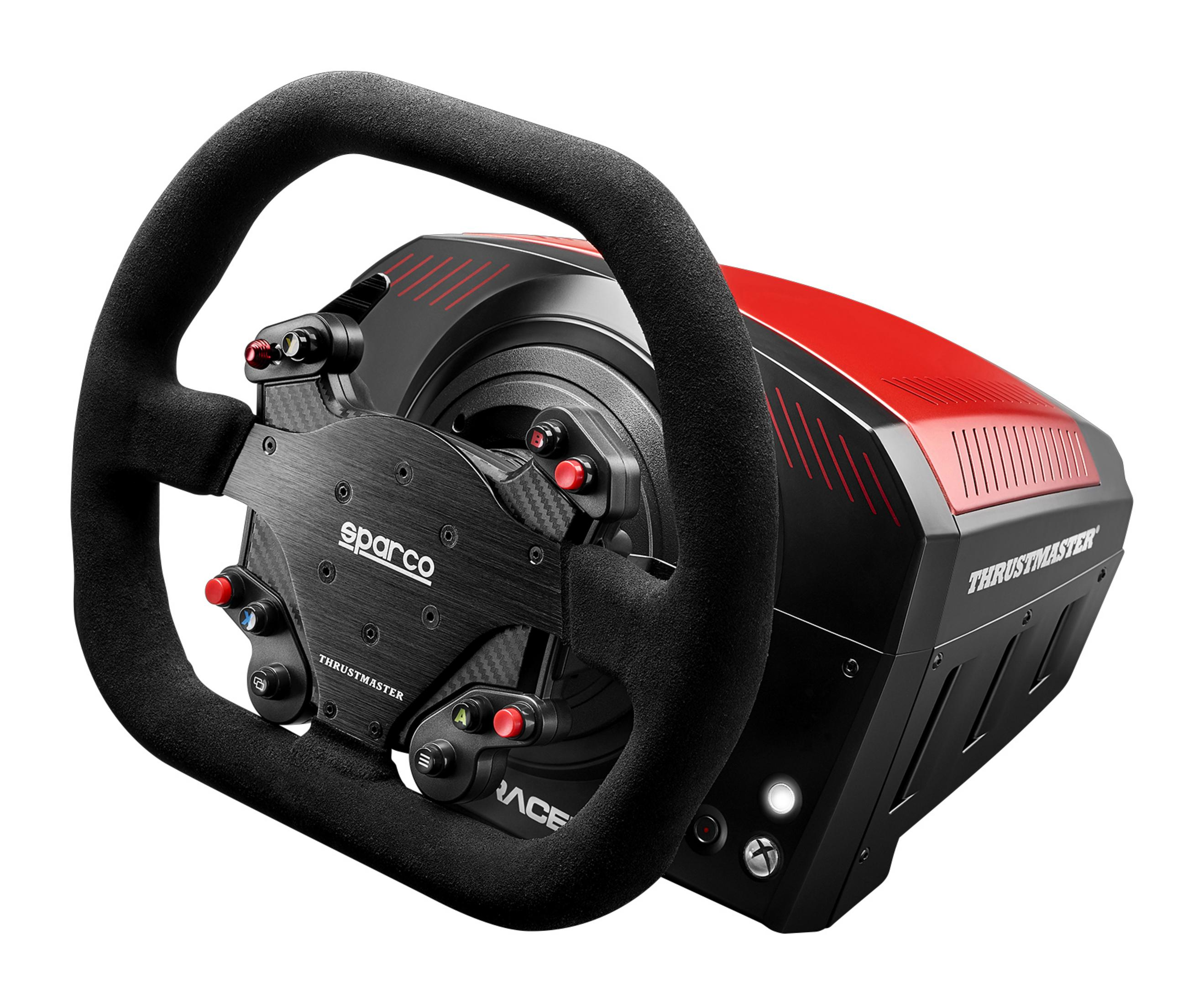 Volante de carreras con agarre de ante negro, base negra y roja, y varios botones.