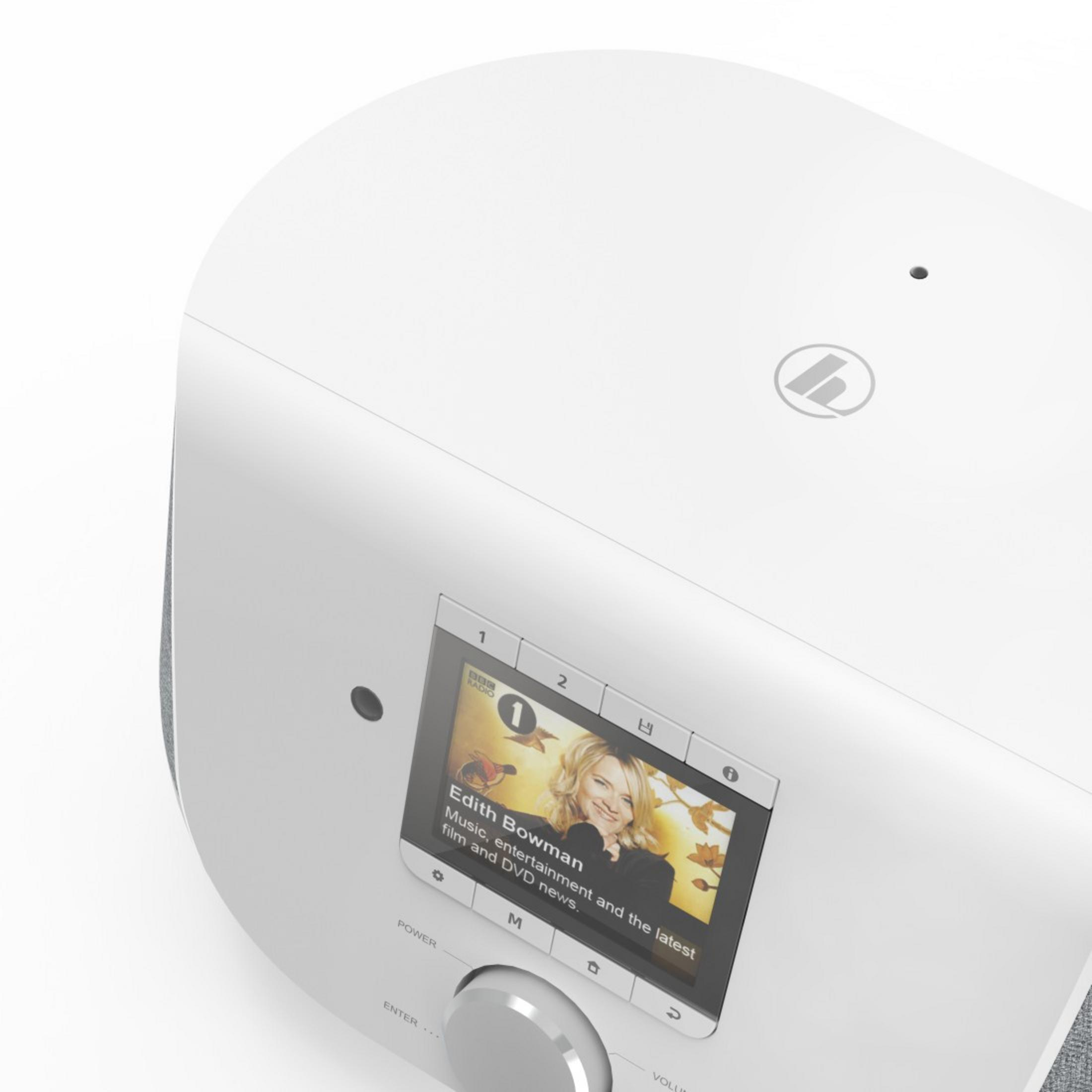 Białe radio z ekranem pokazującym Edith Bowman. Małe logo w prawym górnym rogu. Przyciski zasilania, enter i inne.