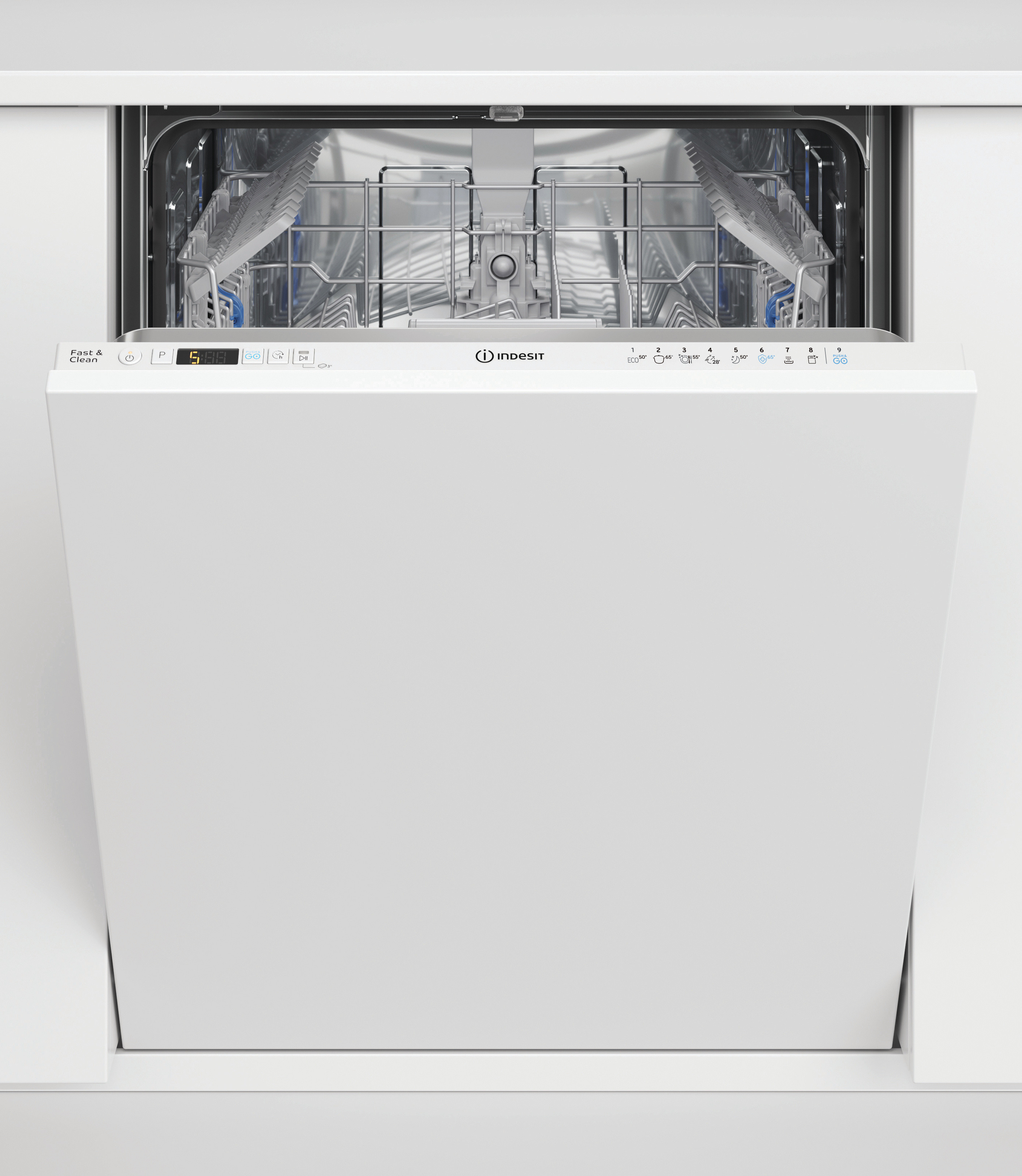 Ein weißer Indesit-Geschirrspüler mit geöffneter Tür, der die Innenregale zeigt. Es ist in einer Küche.