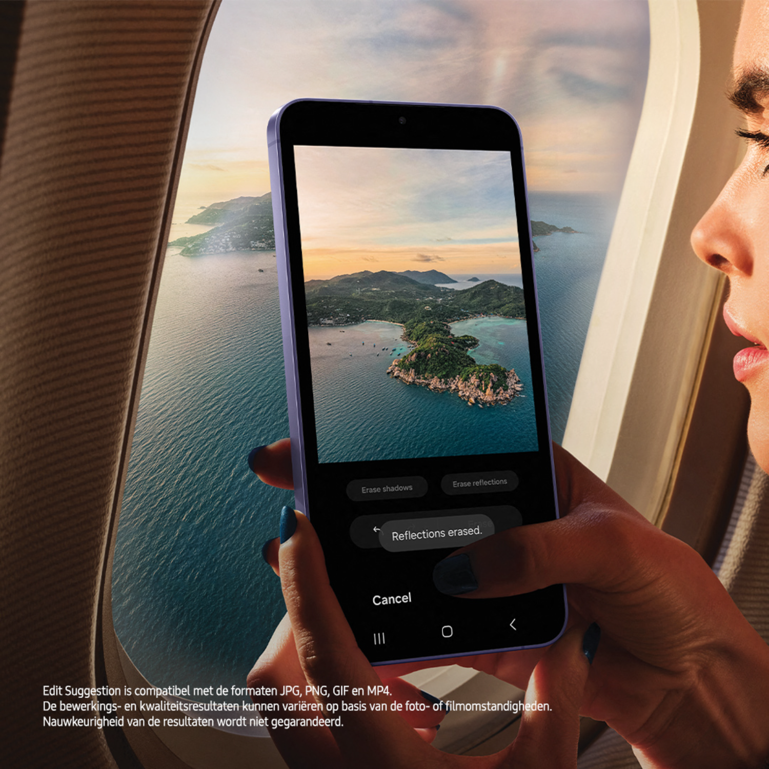 Osoba edytuje zdjęcie na fioletowym telefonie. Telefon pokazuje krajobraz morski z tekstem "Reflections erased".