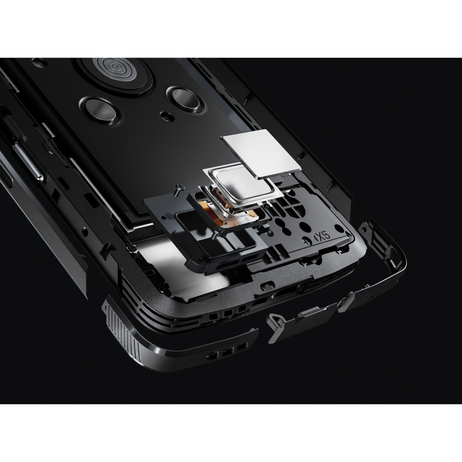 Téléphone démonté, montrant les composants internes, fond noir.
