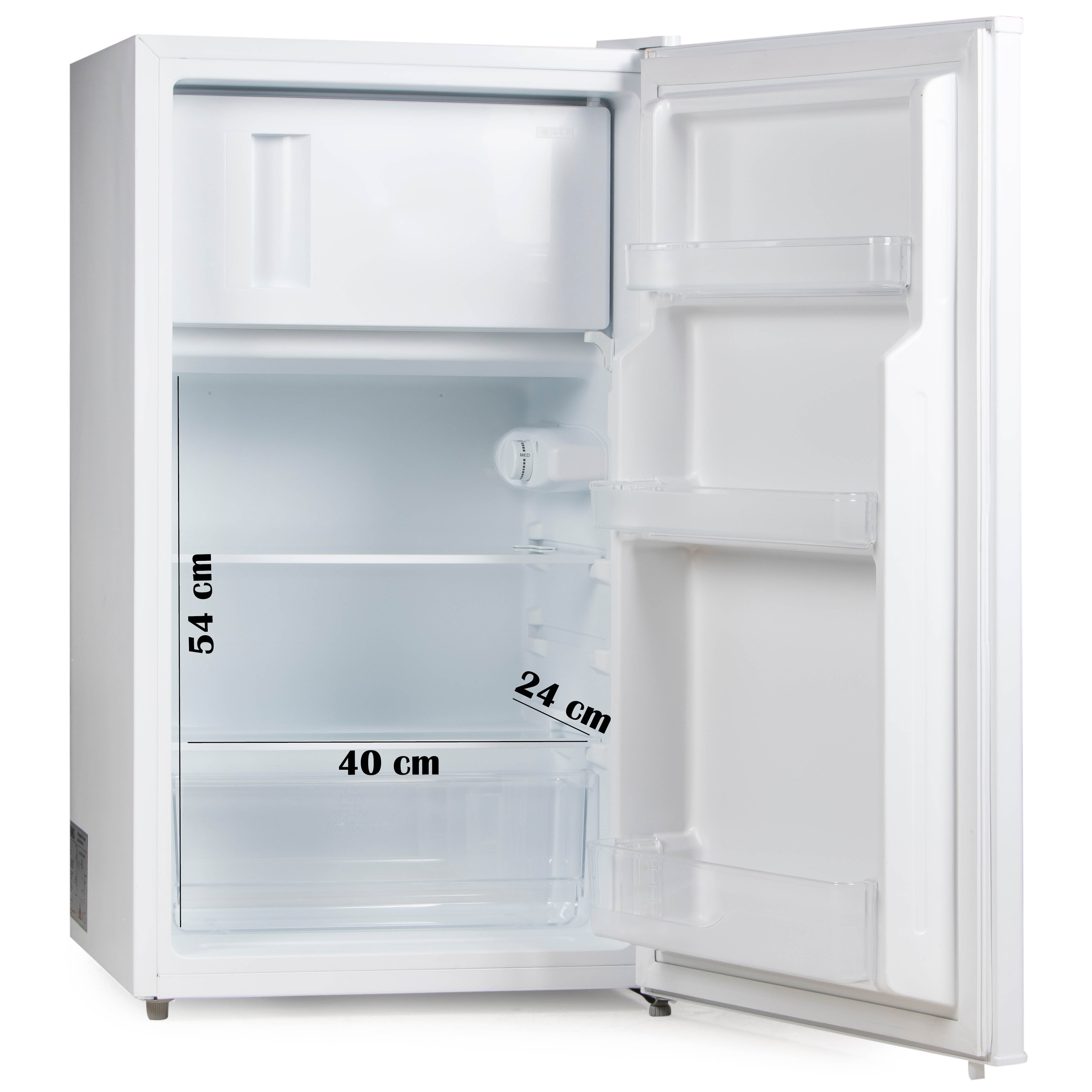 Weißer Kühlschrank mit offener Tür, zeigt Regale und eine Schublade. Maße sind innen beschriftet.
