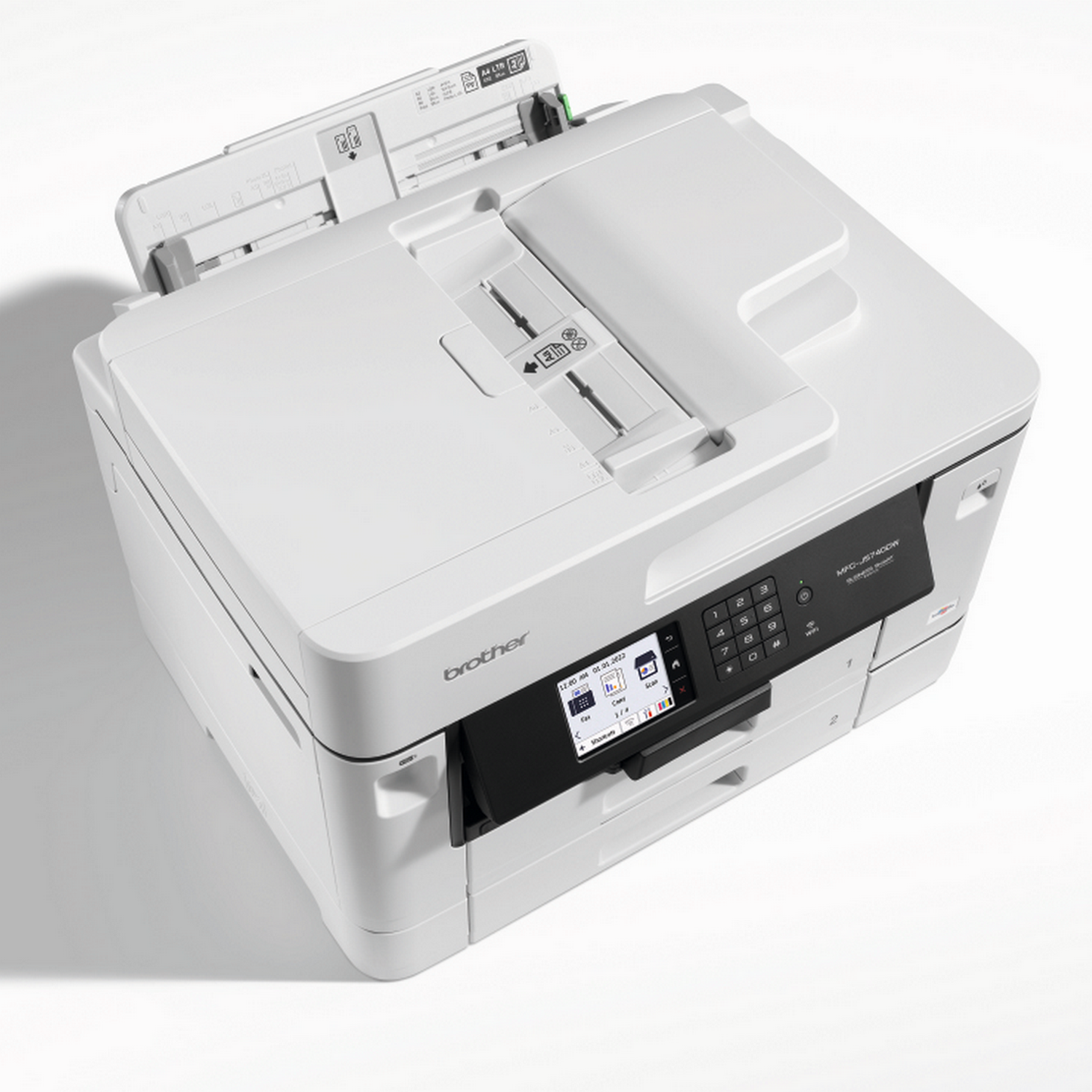 Biała drukarka Brother z widokiem z góry. Pokazuje podajnik papieru, panel sterowania i otwartą pokrywę.