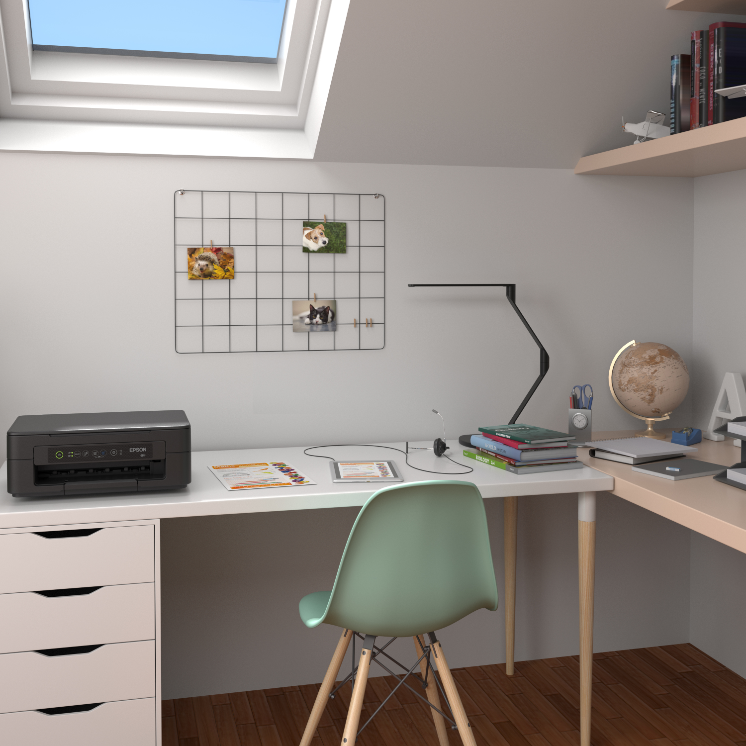 Domowe biuro z drukarką, biurkiem, krzesłem, globusem i świetlikiem. Białe ściany.