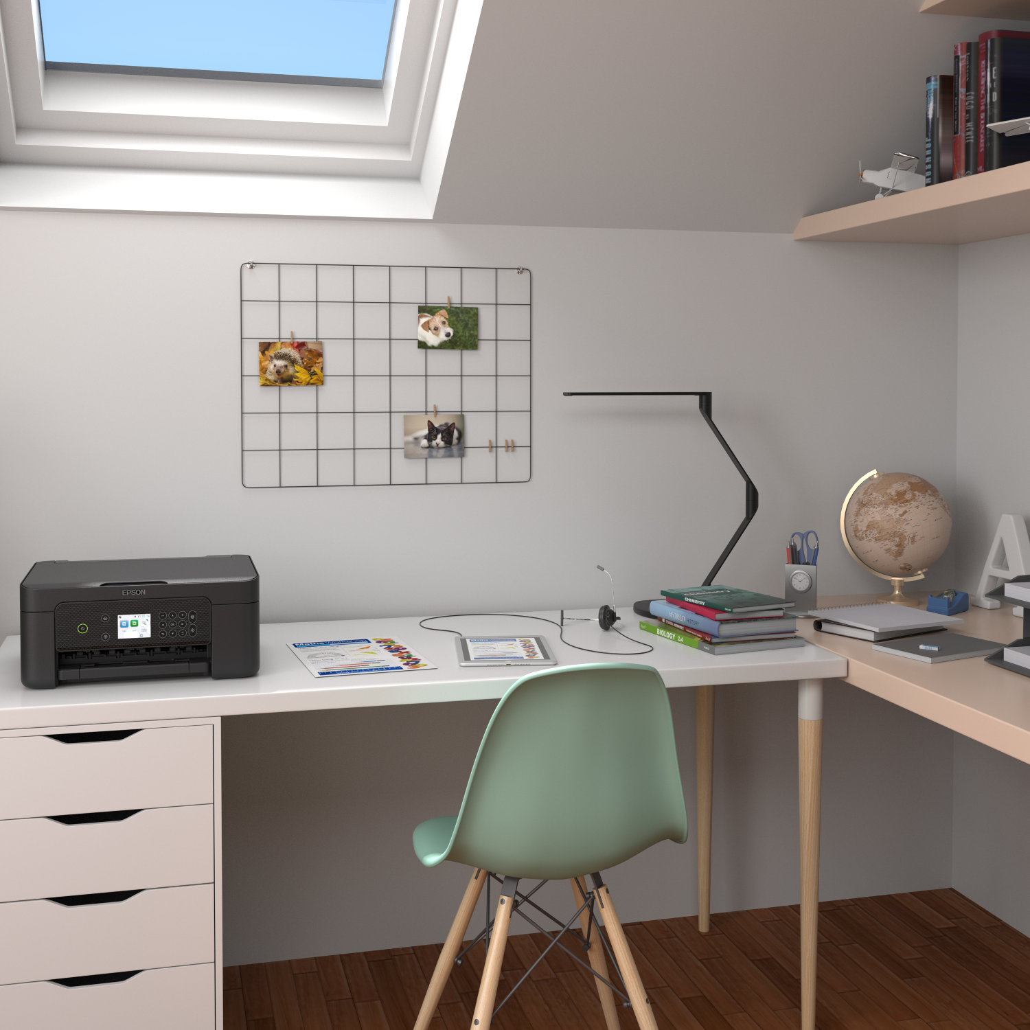 Biurko z drukarką, krzesłem i akcesoriami. Świetlik w tle. Zdjęcia na drucianej siatce.