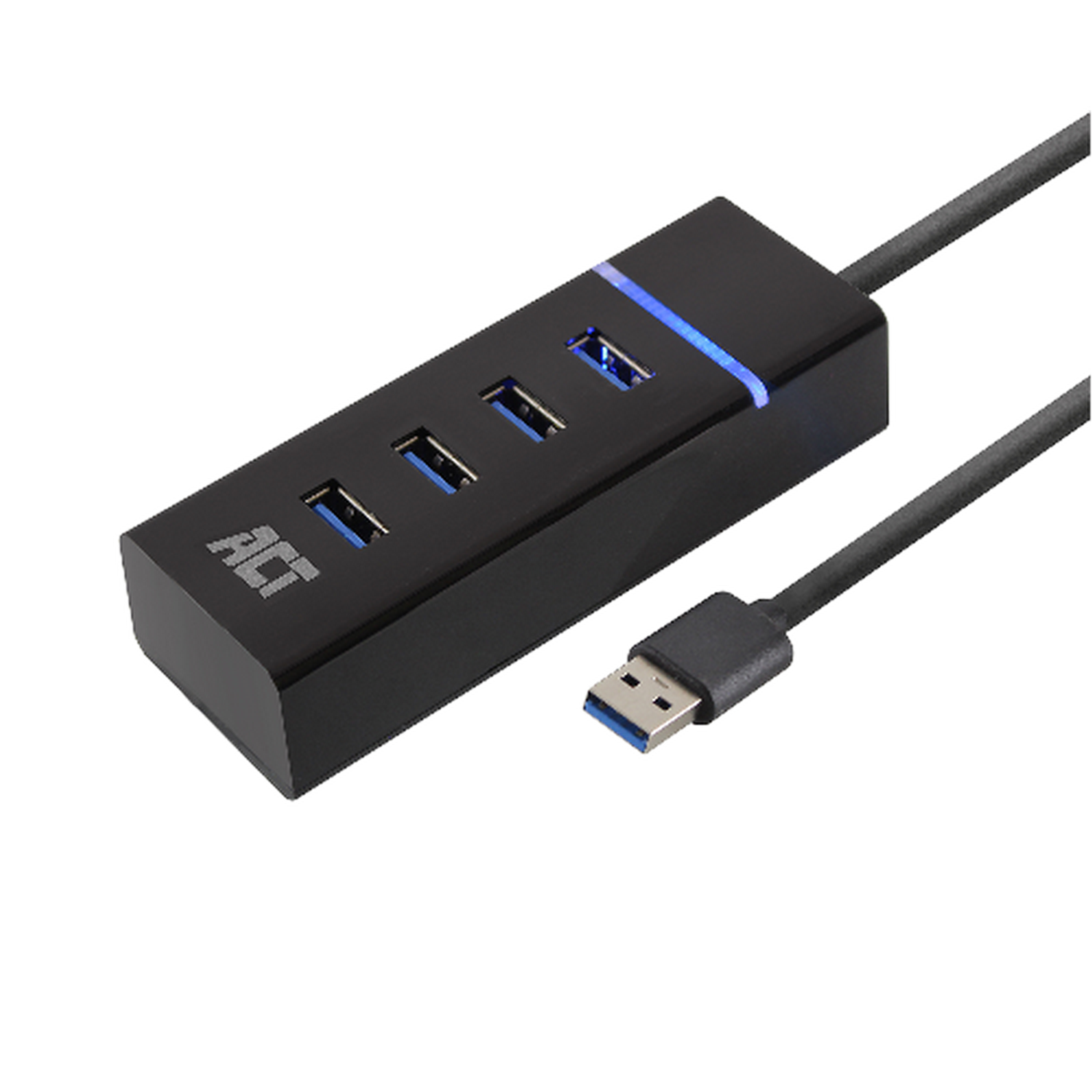 Zwarte USB-hub met vier poorten, een kabel en een USB-connector.