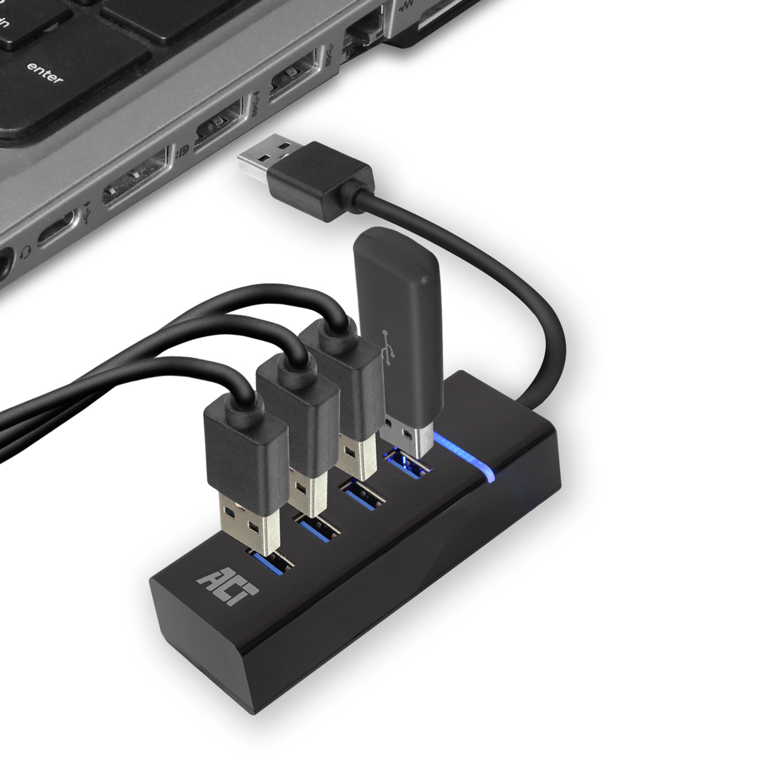 Zwarte USB-hub met meerdere USB-poorten aangesloten op een laptop.