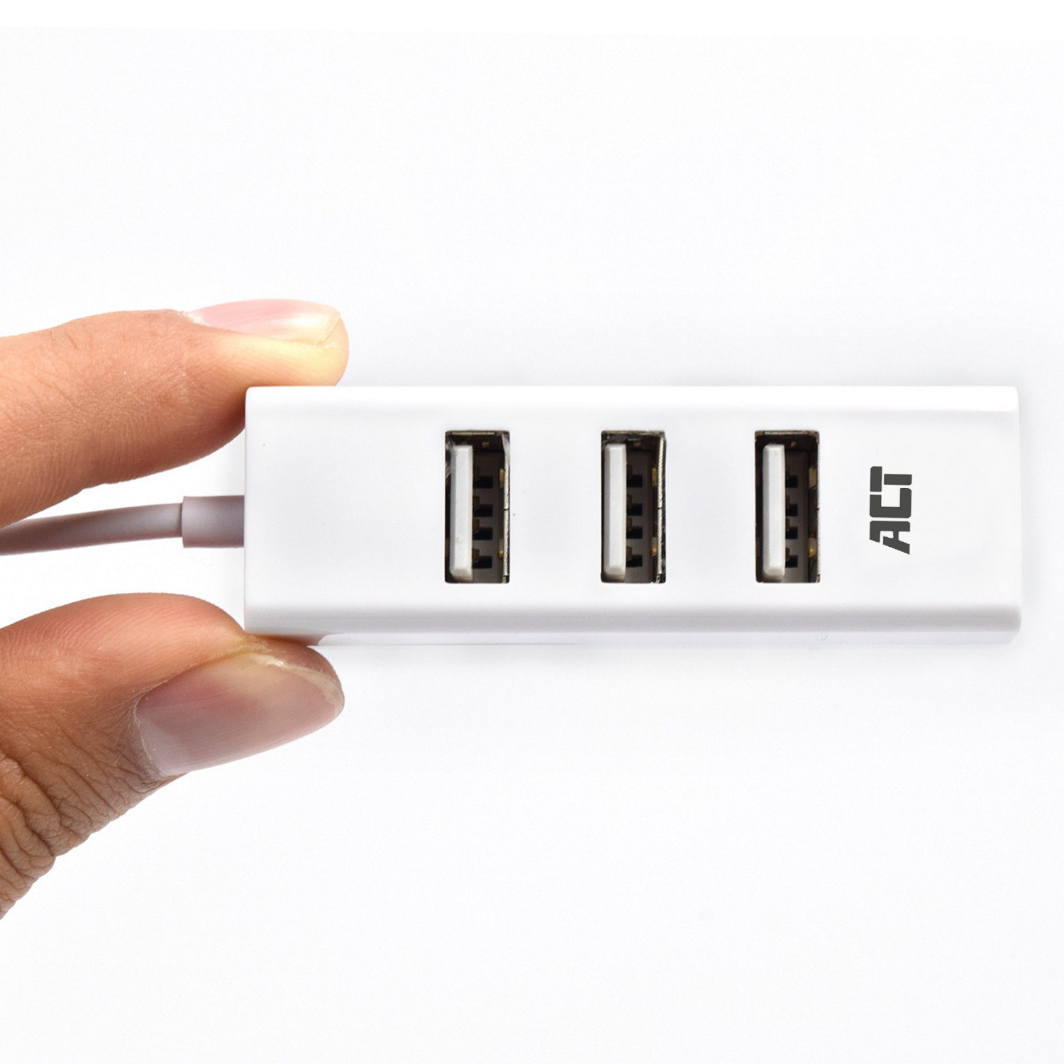 Hand hält einen weißen USB-Hub mit drei Anschlüssen. Graues Kabel, weißer Hintergrund.
