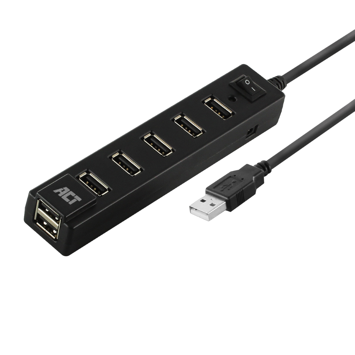 Schwarzer USB-Hub mit 5 Anschlüssen, Netzschalter und USB-Kabel. Schwarzer Hintergrund.