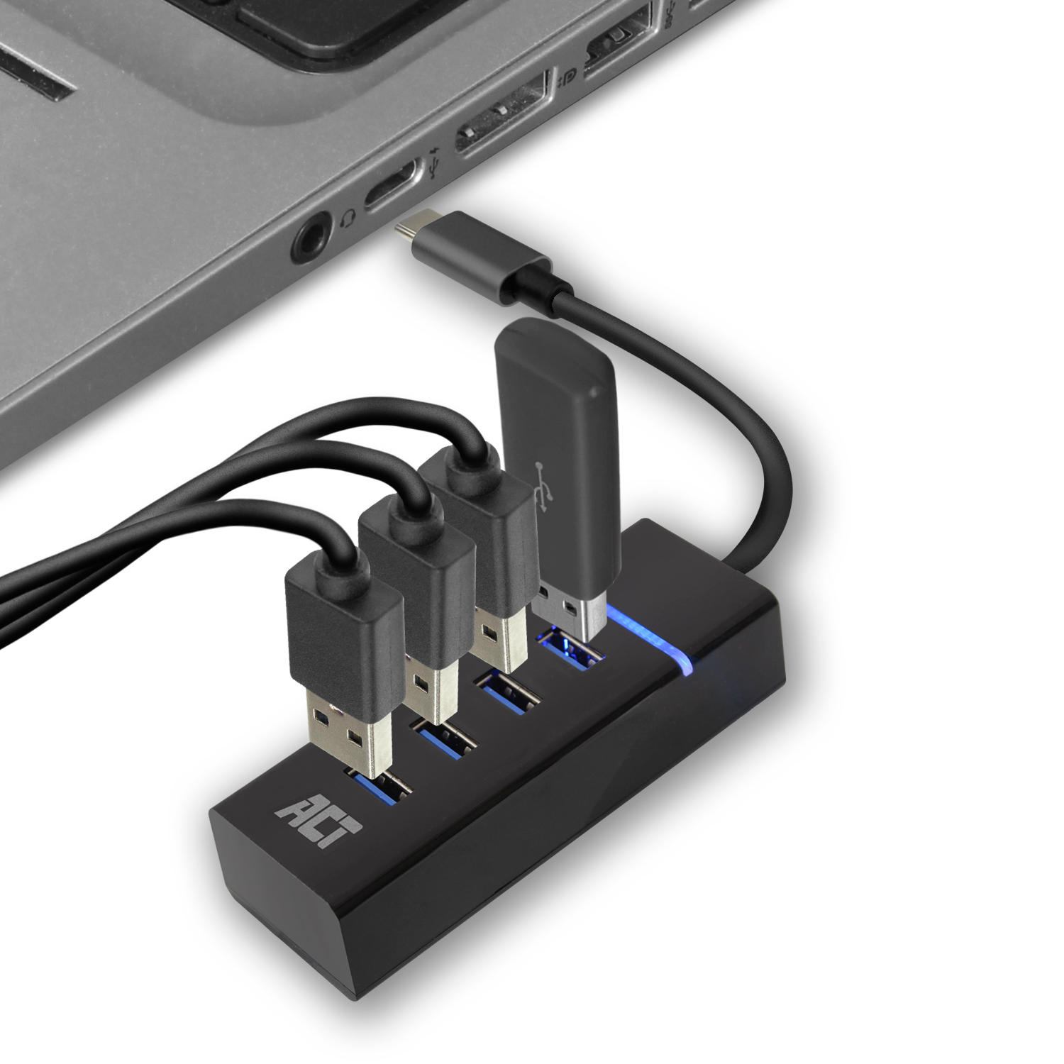 Schwarzer USB-Hub, der mit einem Laptop verbunden ist. Der Hub hat USB-Anschlüsse und einen USB-C-Anschluss. Weißer Hintergrund.