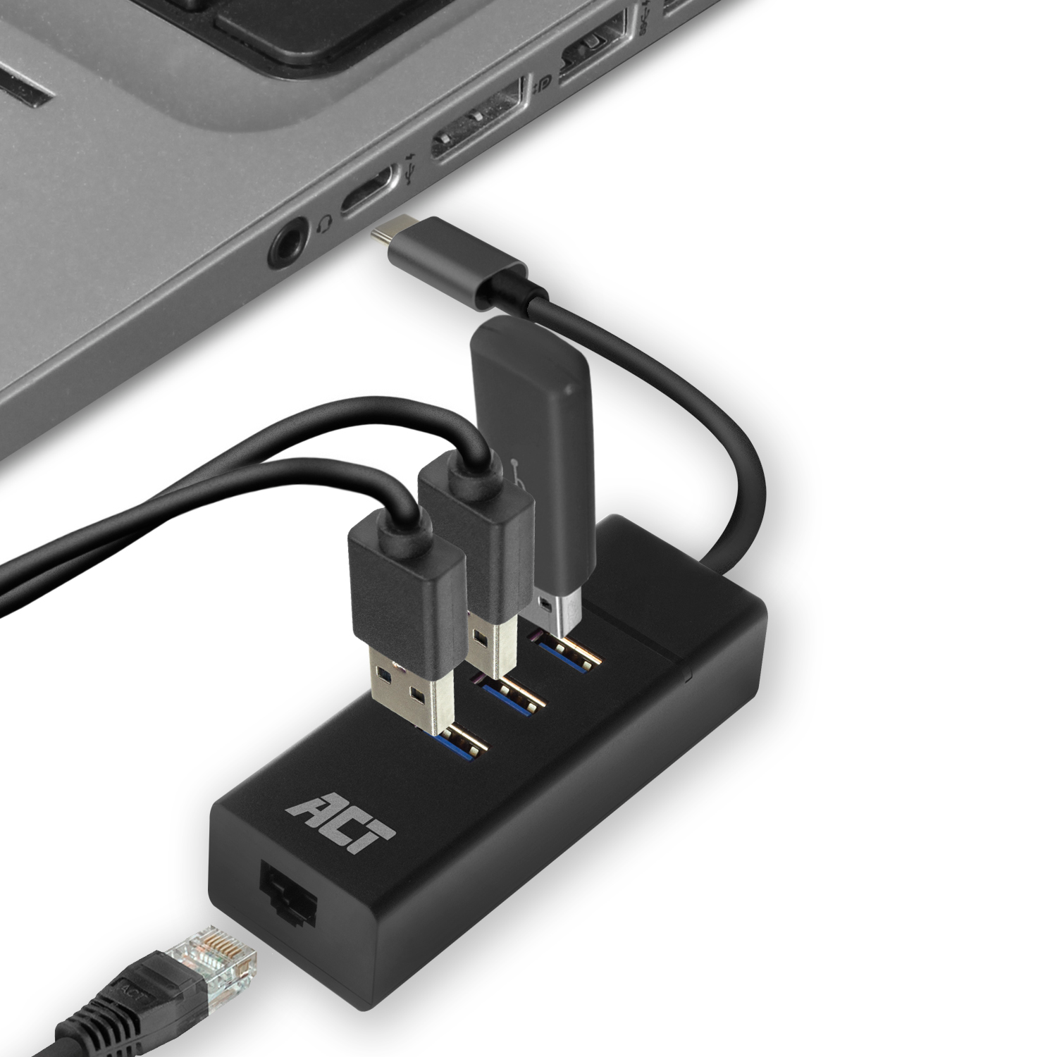 Ein schwarzer USB-Hub mit drei USB-Anschlüssen. Kabel sind mit einem Laptop und dem Hub verbunden.