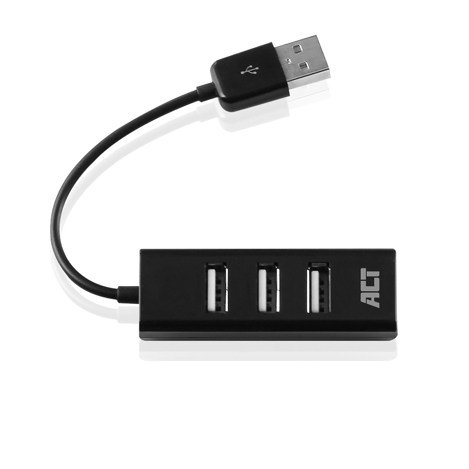 Ein schwarzer USB-Hub mit drei Anschlüssen, verbunden mit einem USB-A-Stecker.