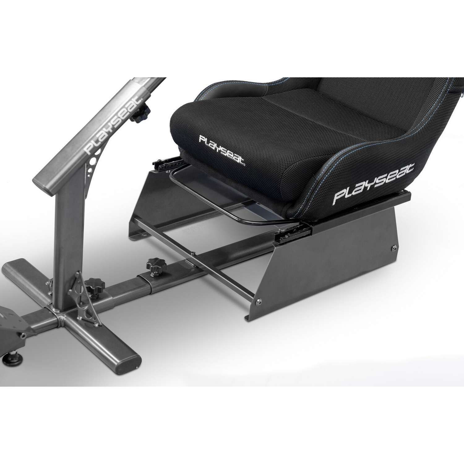Racestuurstoel en frame. 'Playseat'-logo zichtbaar. Metalen frame, zwarte stoel, witte achtergrond.