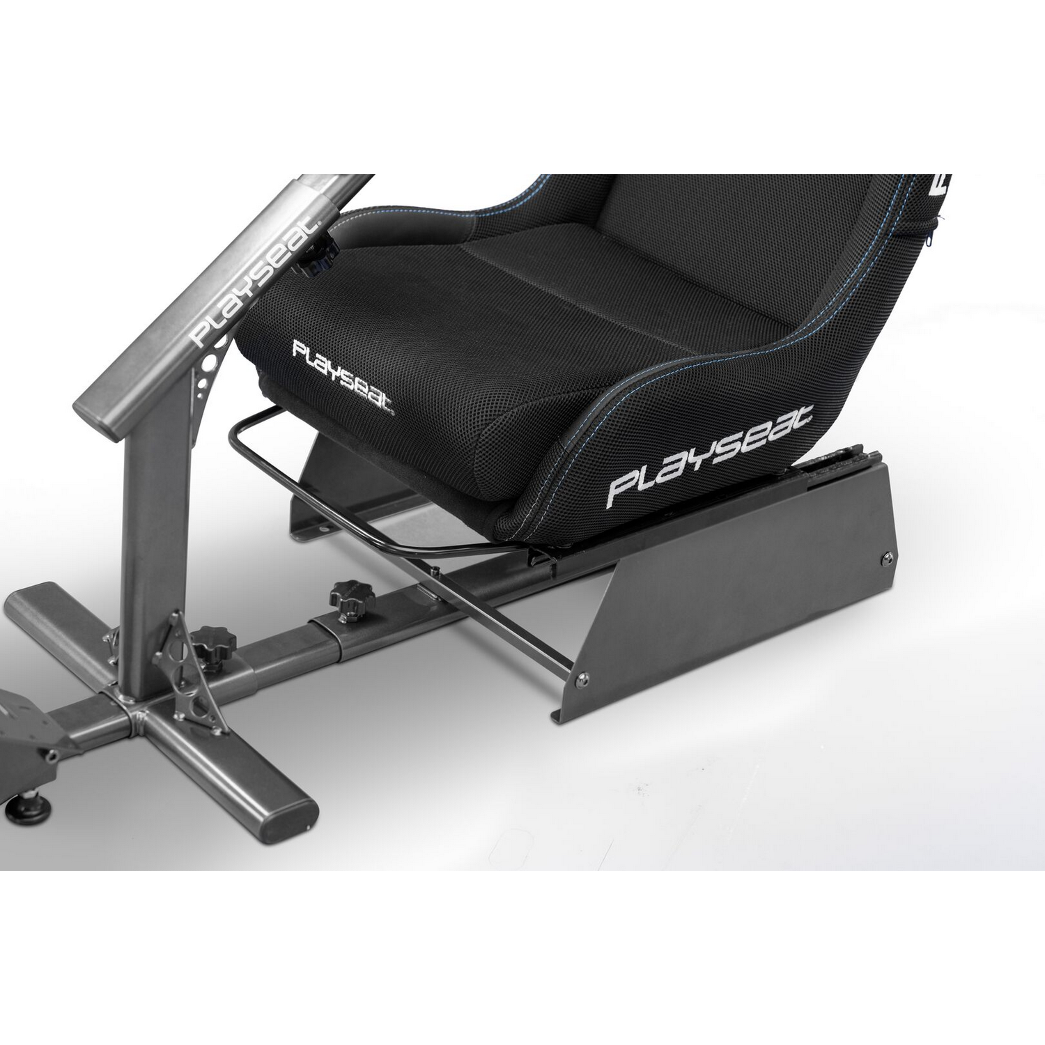 Race stoelopstelling. Zwarte stoel met wit Playseat-logo, metalen frame.