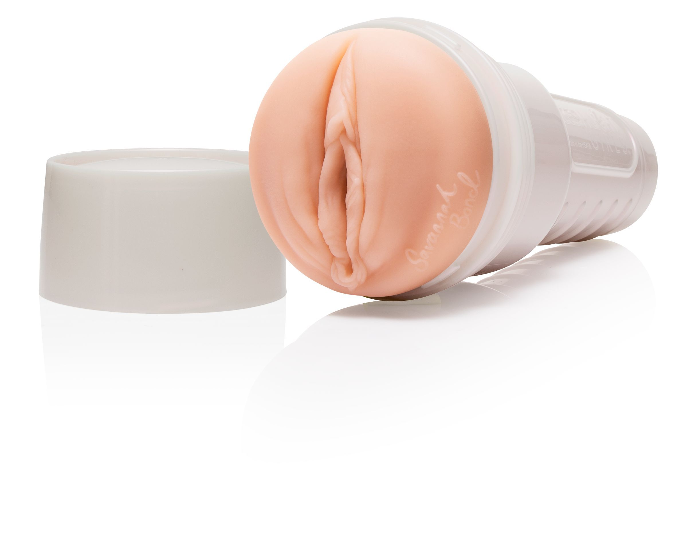 Ein fleischfarbenes Sexspielzeug mit weißem Sockel liegt auf einer weißen Oberfläche. Das Spielzeug hat eine Vagina.