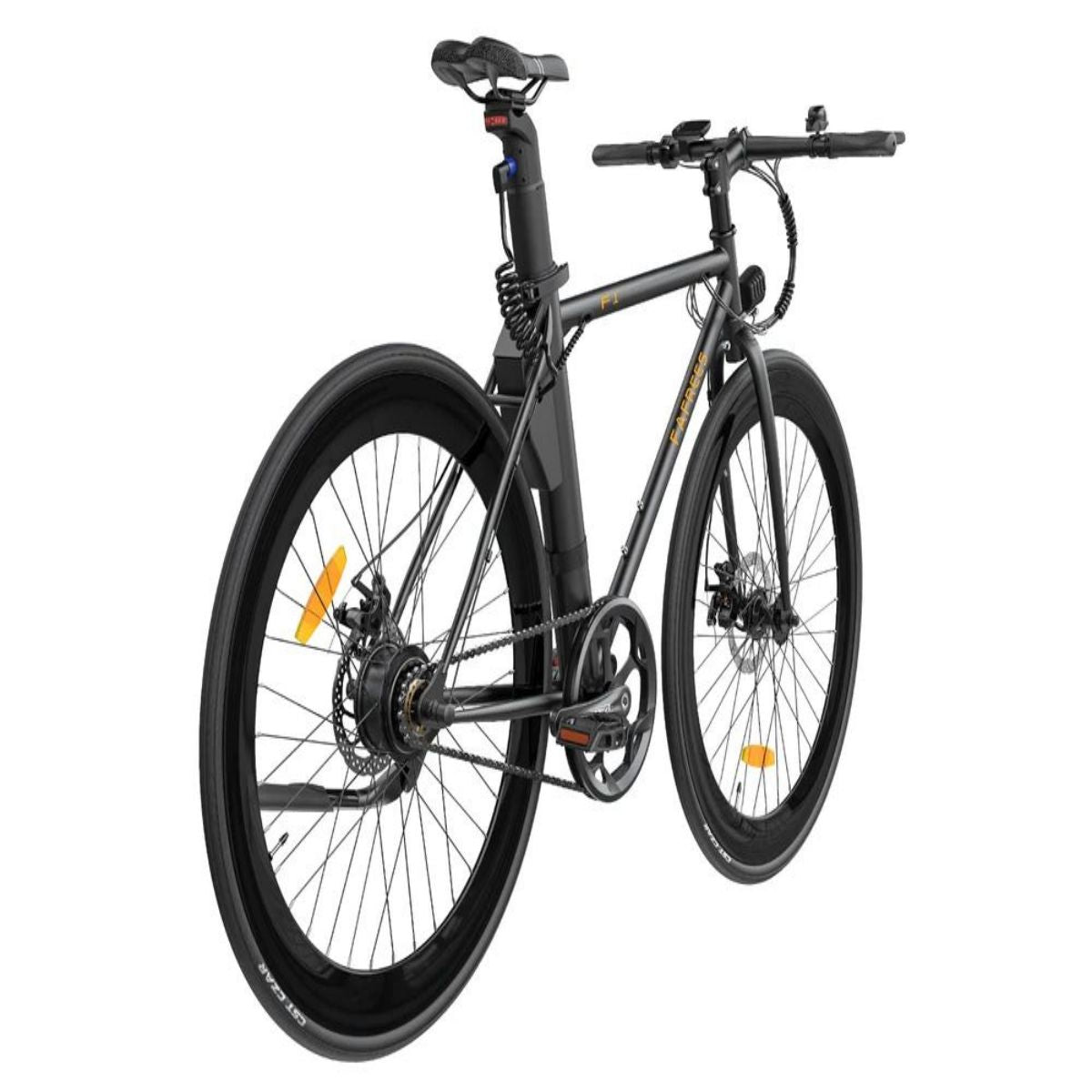 Bicicletta elettrica nera, vista posteriore. Pneumatici e telaio neri. Catadiottro arancione sulla ruota posteriore.