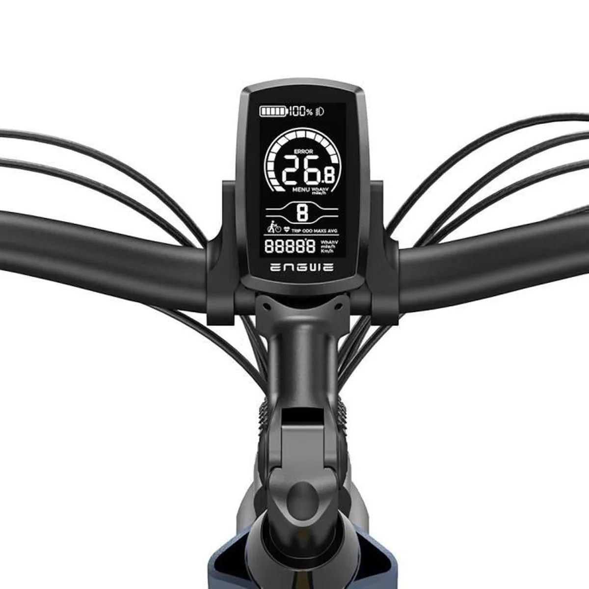 Primo piano del manubrio di una bicicletta con un display digitale che mostra velocità, batteria e altri dati.