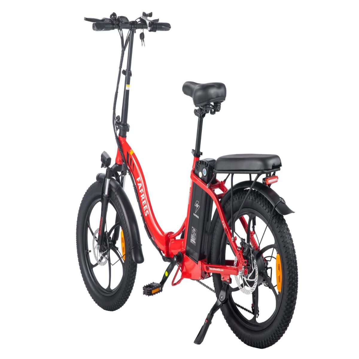 Bicicletta elettrica rossa con pneumatici e sella neri. Lo sfondo è bianco.