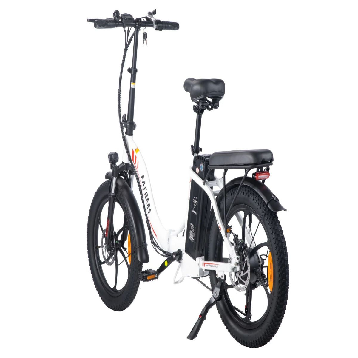 Bicicletta elettrica bianca. Ha ruote, sella e manubrio neri. La bici è su sfondo bianco.