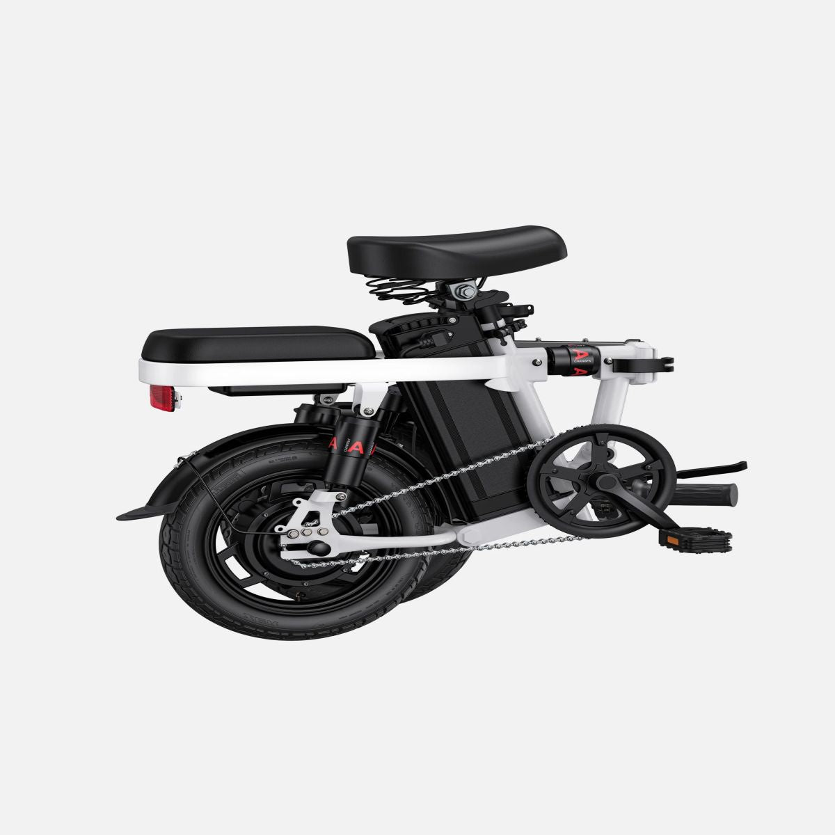 Uno scooter elettrico è mostrato di lato. È bianco con pneumatici e sedile neri.