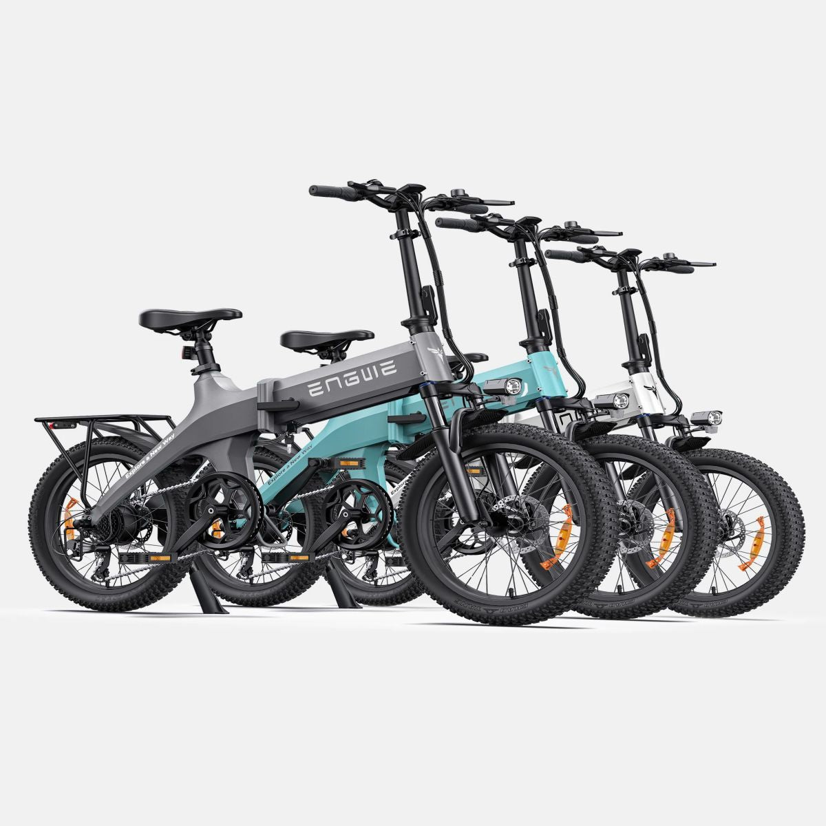Tre e-bike colorate. Grigio, blu e bianco. Tutte hanno ruote e pneumatici neri e sono su bianco.
