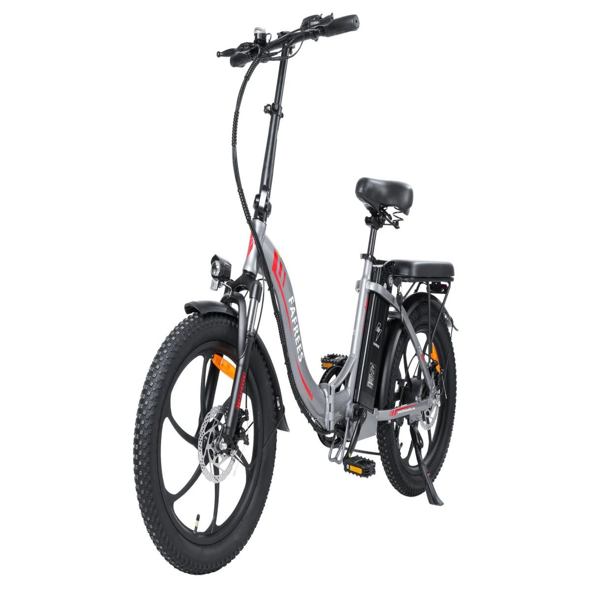 Bicicletta elettrica argento e grigia. Sfondo bianco.