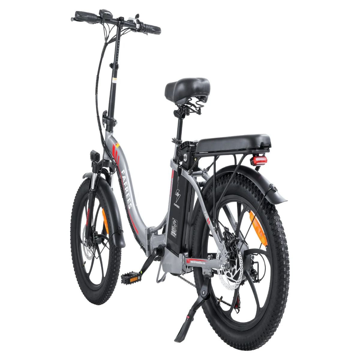 Bicicletta elettrica grigia e nera. Vista posteriore, sella nera, pneumatici e portapacchi. Sfondo bianco.