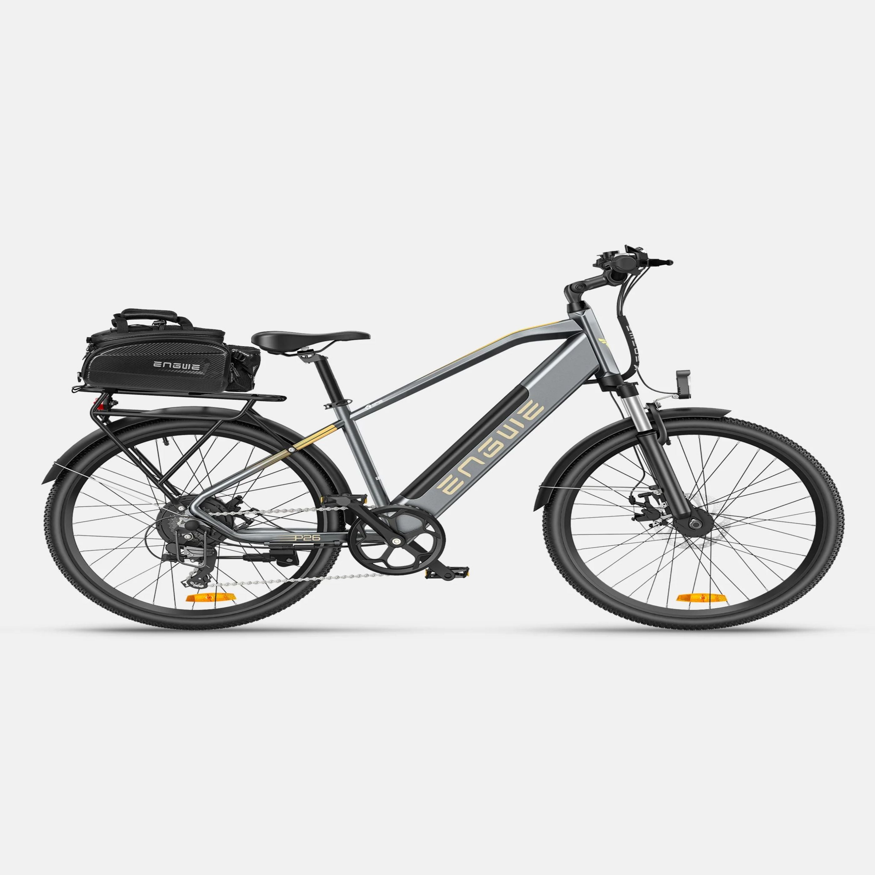 Bici elettrica grigia Engwe con borsa nera sul portapacchi posteriore. La bici è su sfondo chiaro.