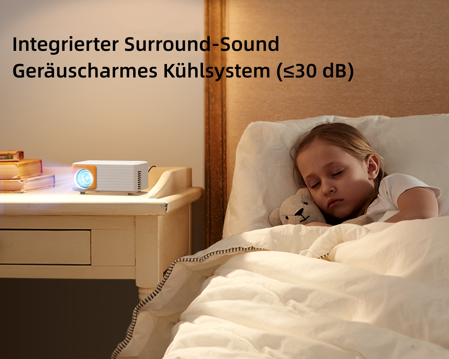 Ein Projektor auf einem Nachttisch, der Licht auf ein Bett projiziert, in dem ein Mädchen schläft, mit Textüberlagerung.
