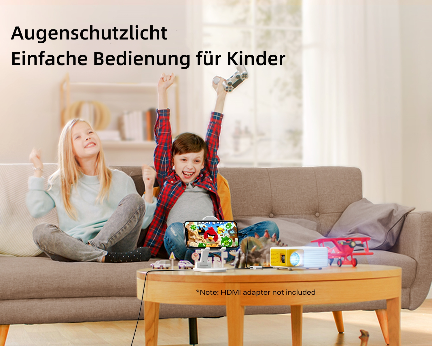 Zwei Kinder schauen einen Film auf einem Smartphone, das mit einem Projektor verbunden ist.