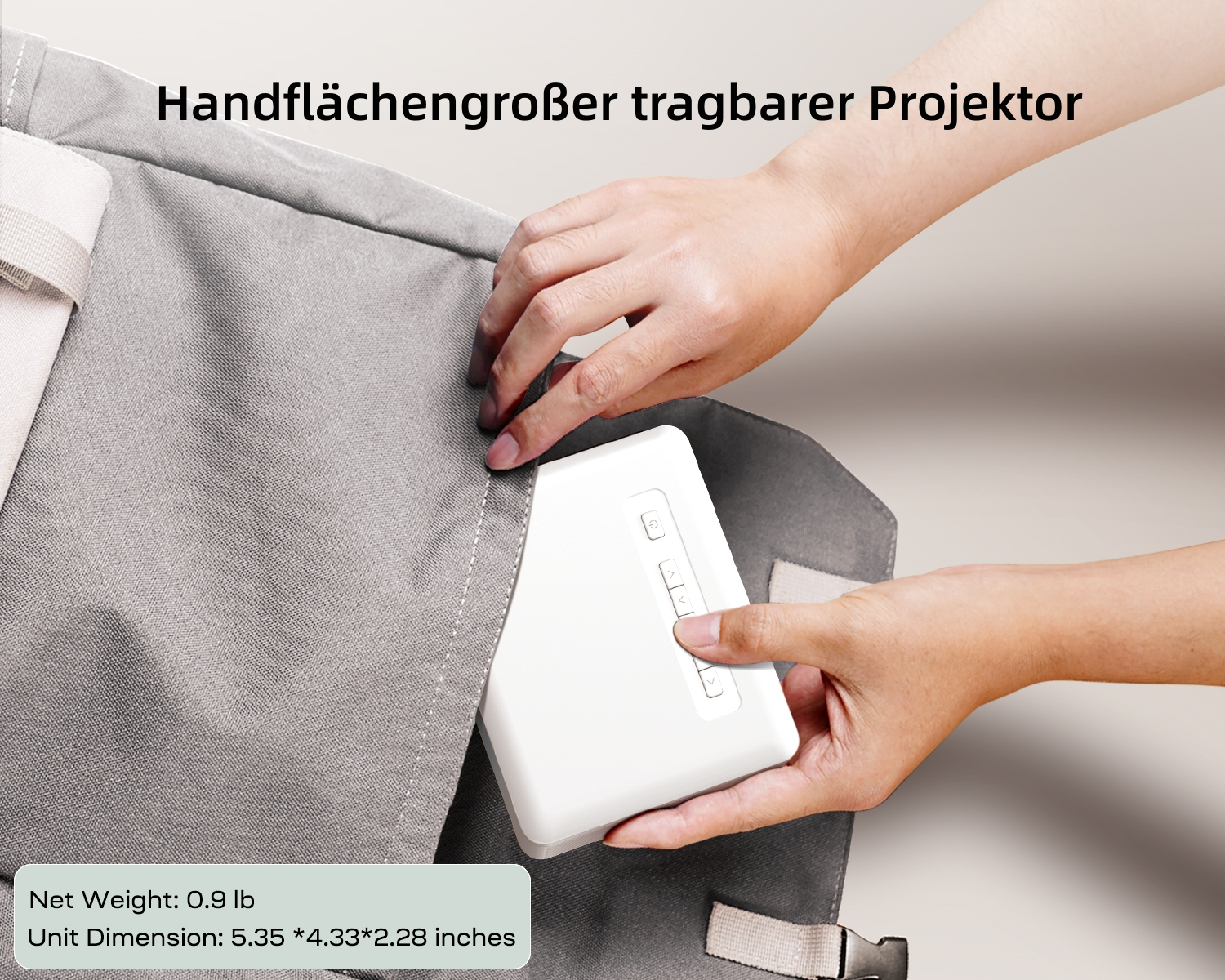 Ein kleiner weißer Projektor, der aus einer grauen Tasche genommen wird. Text über Maße und Gewicht.