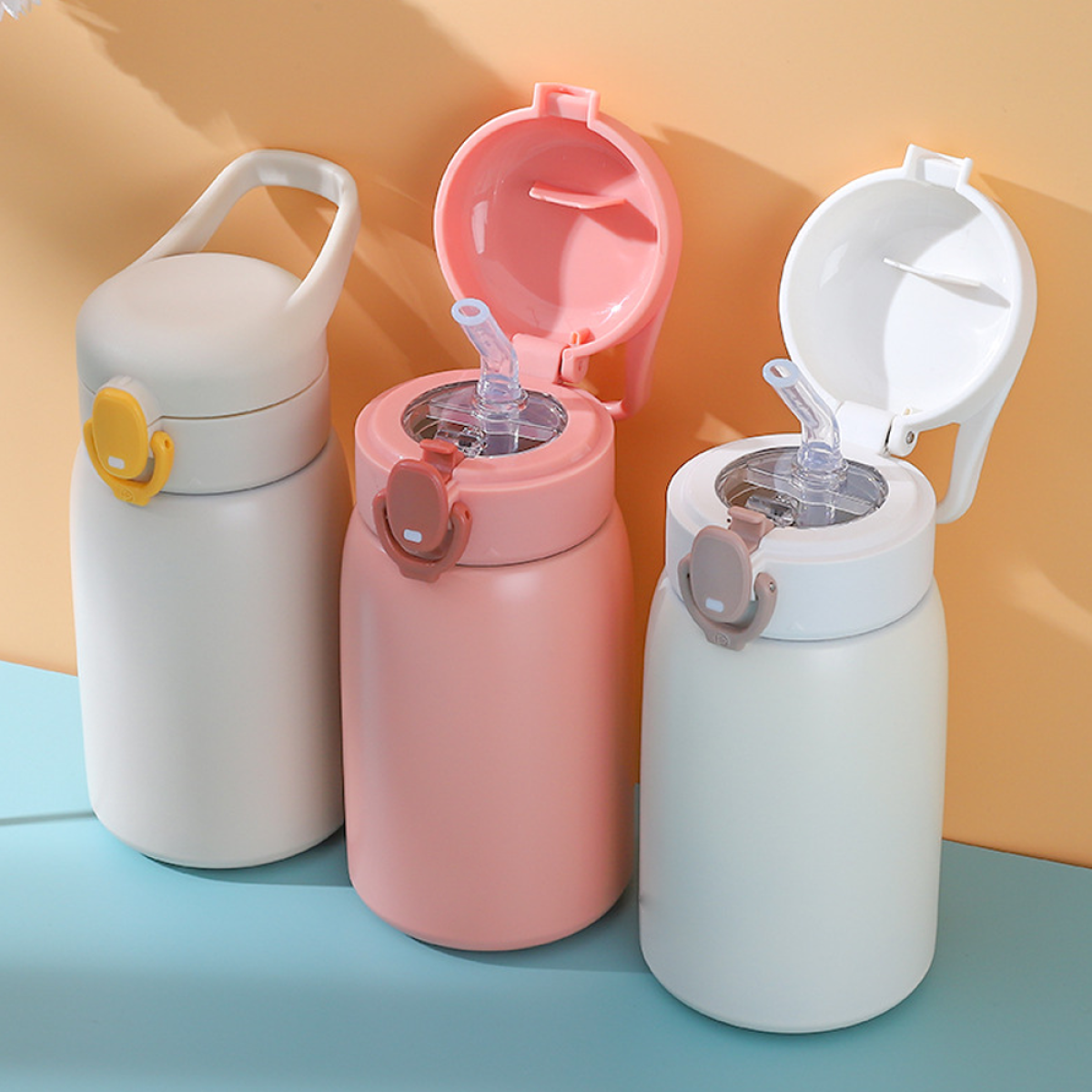 Drei isolierte Wasserflaschen, rosa, weiß und cremefarben. Weißer Hintergrund.