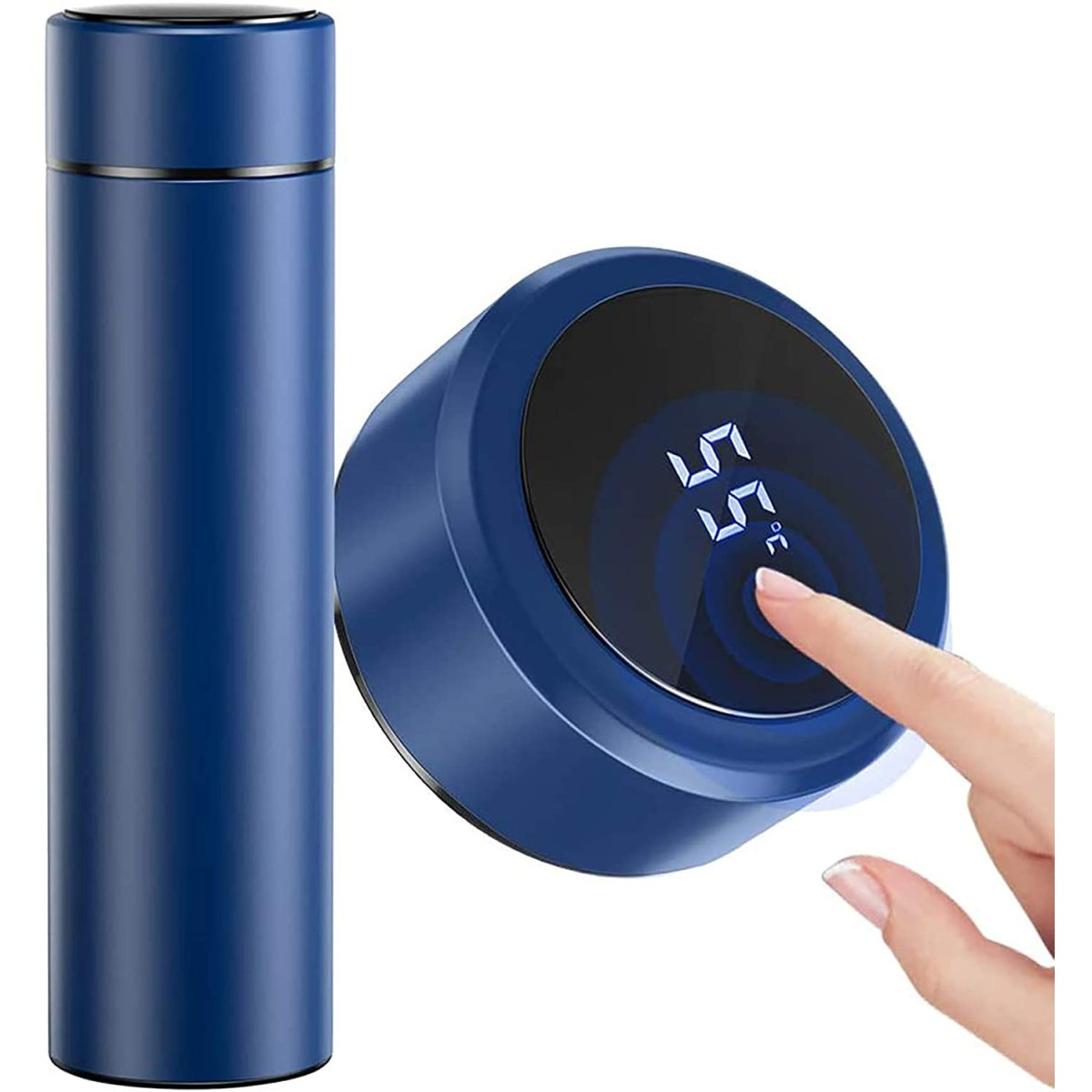 Eine blaue Thermosflasche mit digitaler Temperaturanzeige, die von einem Finger berührt wird.
