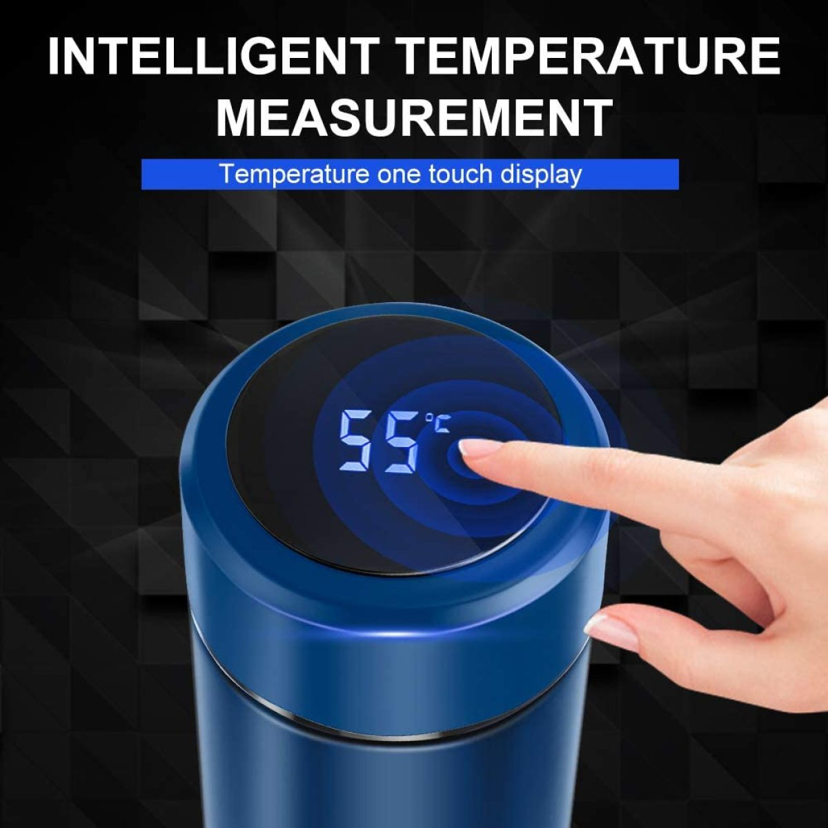 Blaue Wasserflasche mit Digitalanzeige (55 Grad), eine Hand berührt sie.