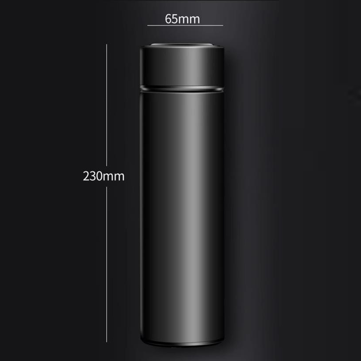 Schwarze Thermosflasche, mit Abmessungen. 65 mm Durchmesser, 230 mm Höhe, vor dunkelgrauem Hintergrund.