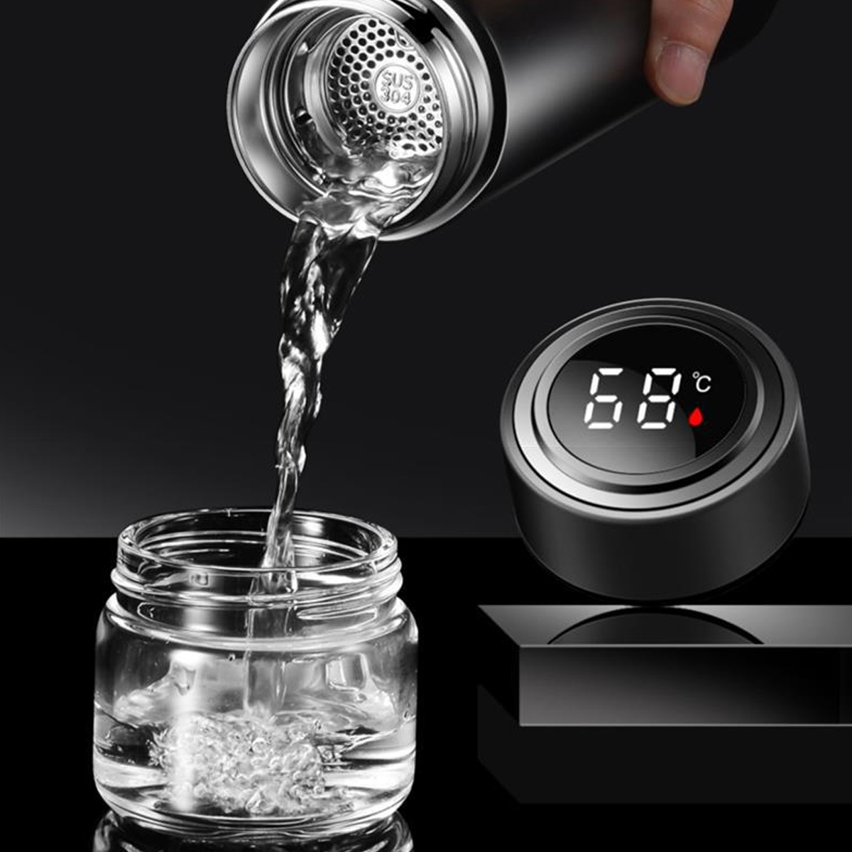 Wasser wird aus einer schwarzen Thermoskanne in ein klares Glas gegossen. Eine Digitalanzeige zeigt die Temperatur.