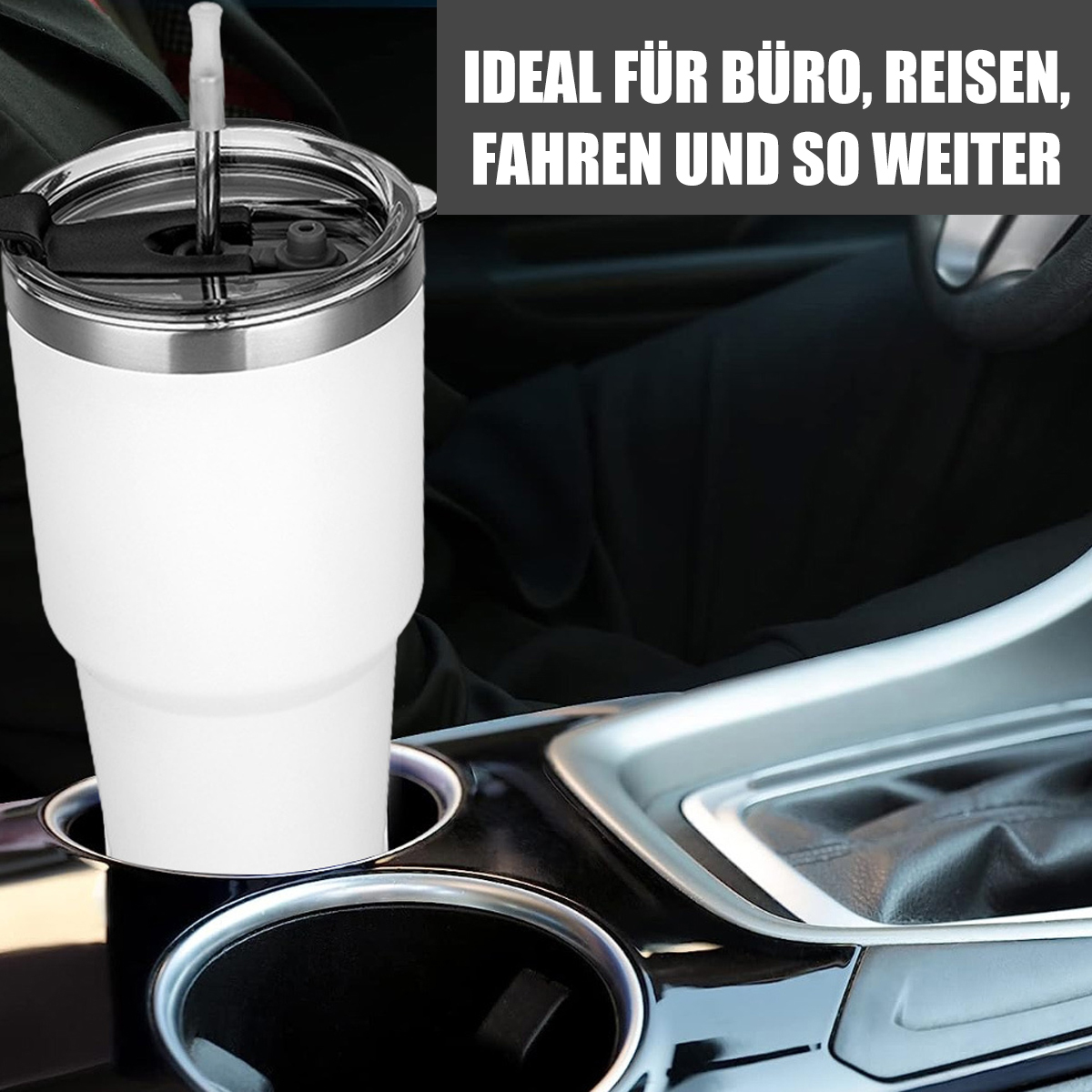 Ein weißer Reisebecher in einem Getränkehalter im Auto. Auf dem Becher steht Text. Der Hintergrund zeigt einen Autoinnenraum.