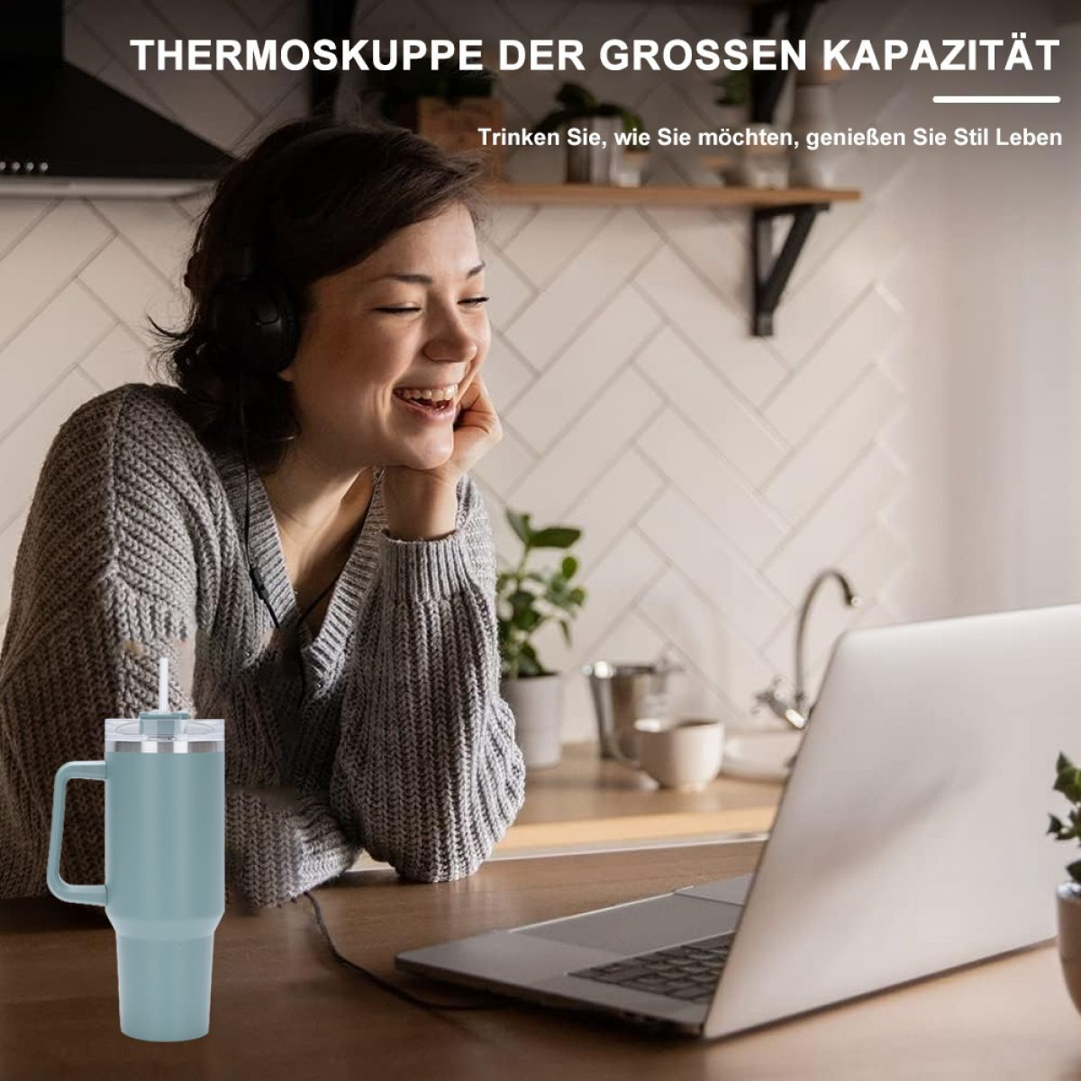Frau mit Kopfhörern lächelt, während sie an einem Laptop arbeitet und einen Becher hält.