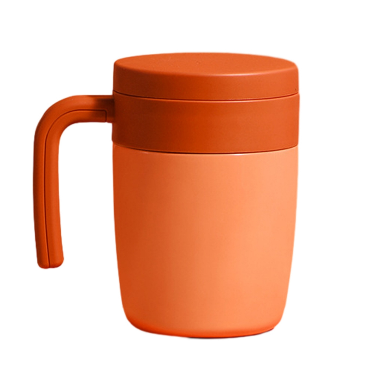 Ein zweifarbiges orangefarbenes Mug mit Griff und Deckel. Es hat ein glattes, abgerundetes Design.