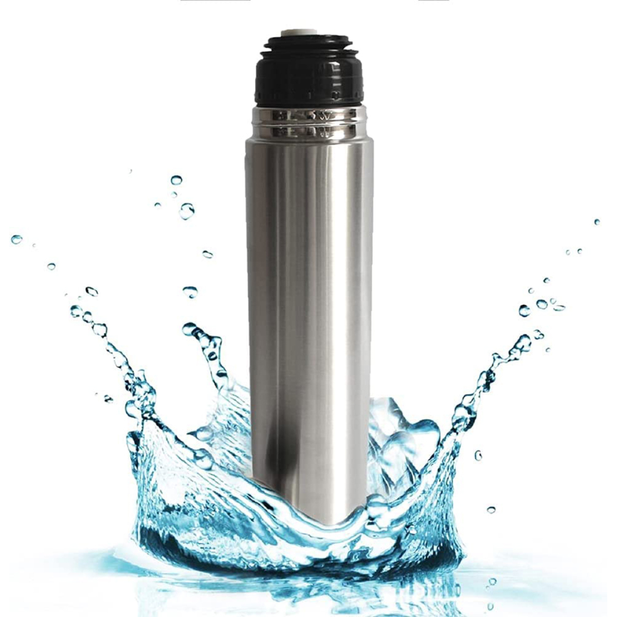 Eine Edelstahl-Thermosflasche mit schwarzem Deckel, im Wasserspritzer vor weißem Hintergrund.