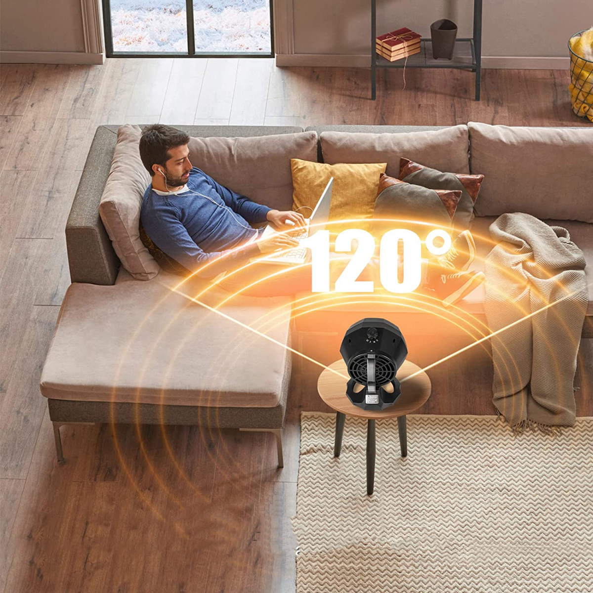 Mann auf dem Sofa mit Laptop, Ventilator auf einem Tisch und Overlay mit 120-Grad-Winkel.