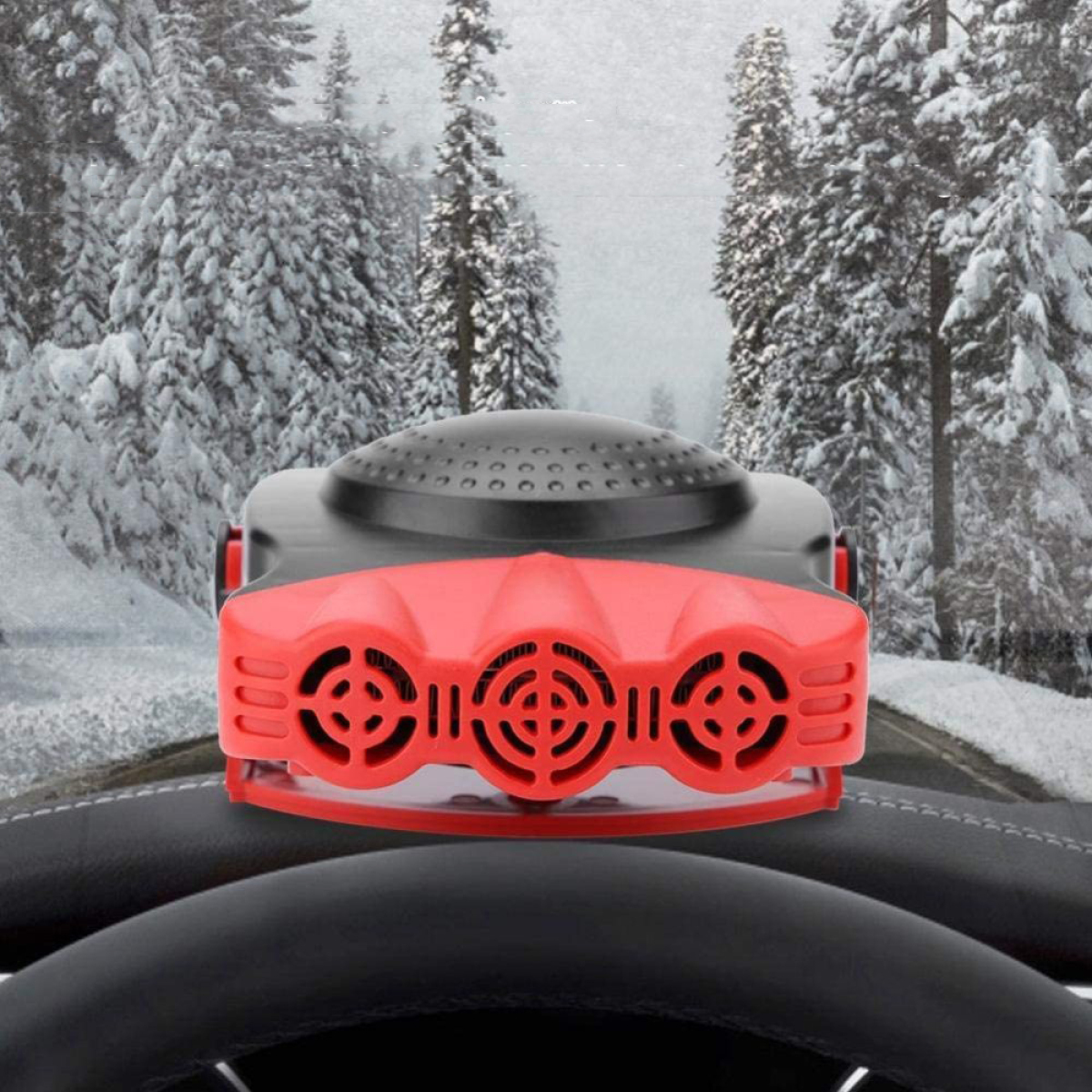 Eine rot-schwarze Autoheizung vor einem verschneiten Wald und einem Lenkrad.