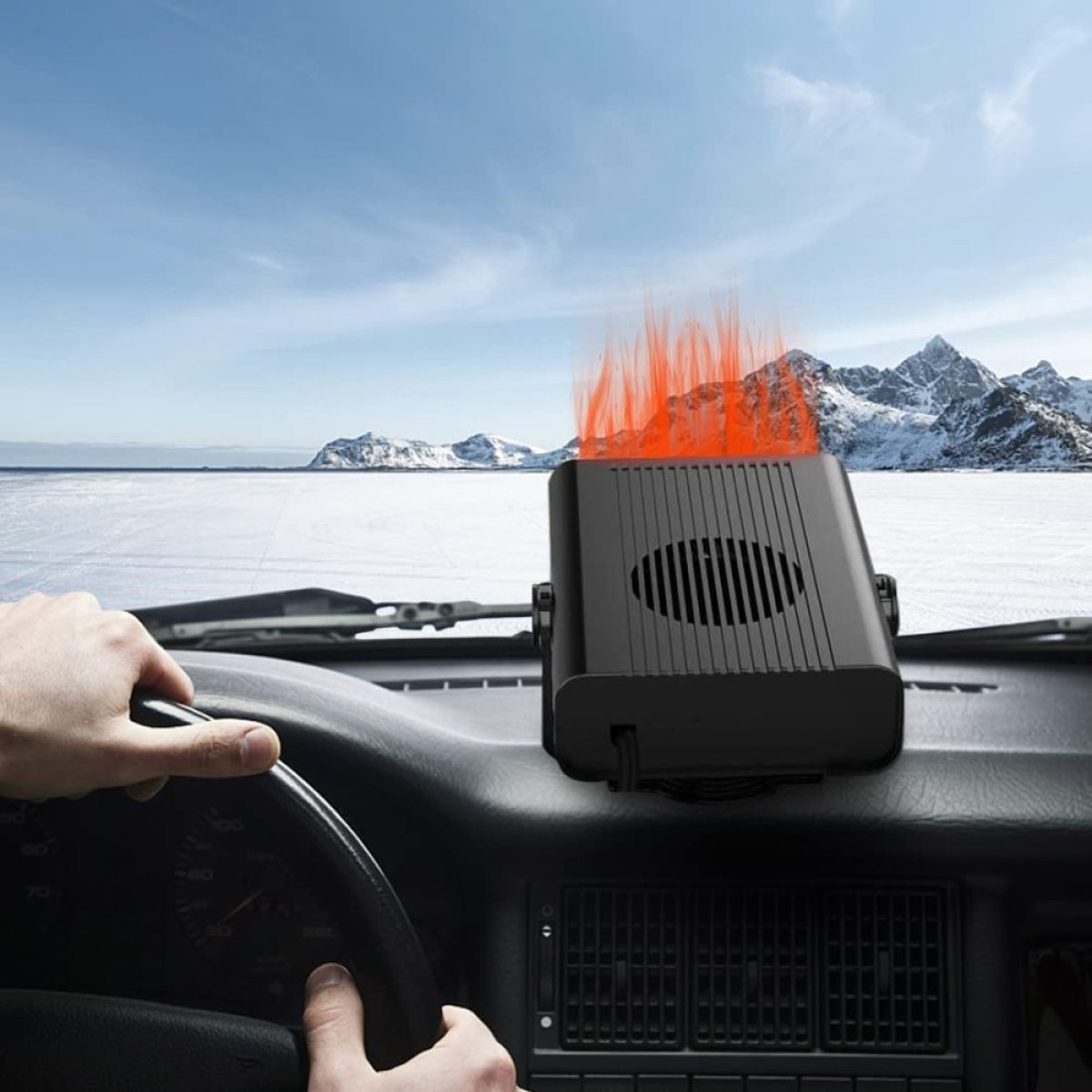 Armaturenbrett mit schwarzer Heizung, die orange Flammen aussendet, schneebedeckte Landschaft im Hintergrund.
