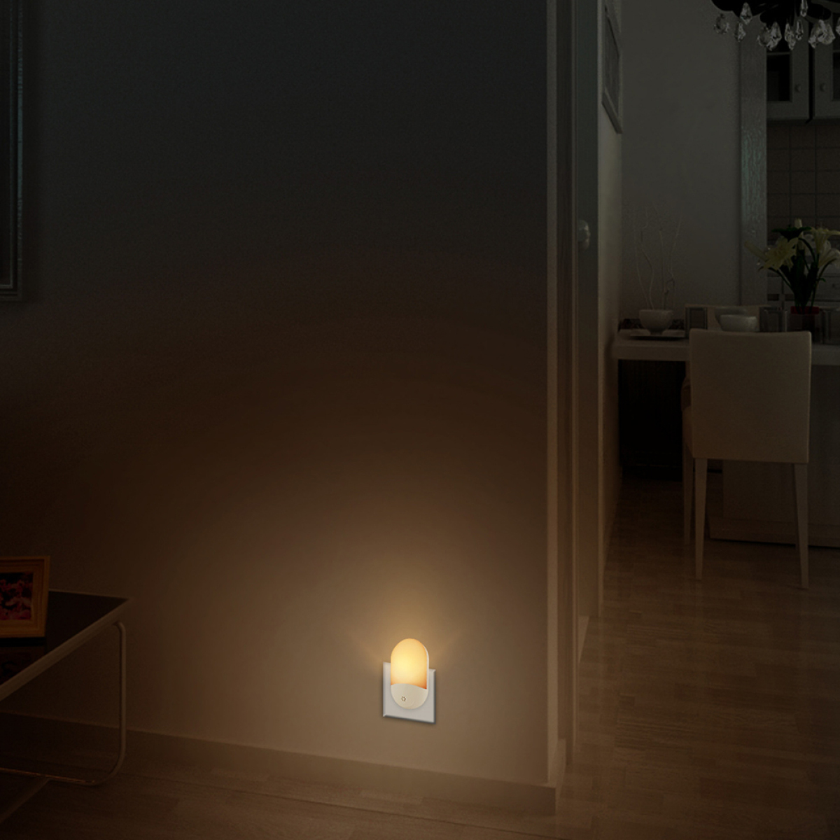 Ein Wand-Nachtlicht in einem dunklen Raum. Das Licht ist an und leuchtet.