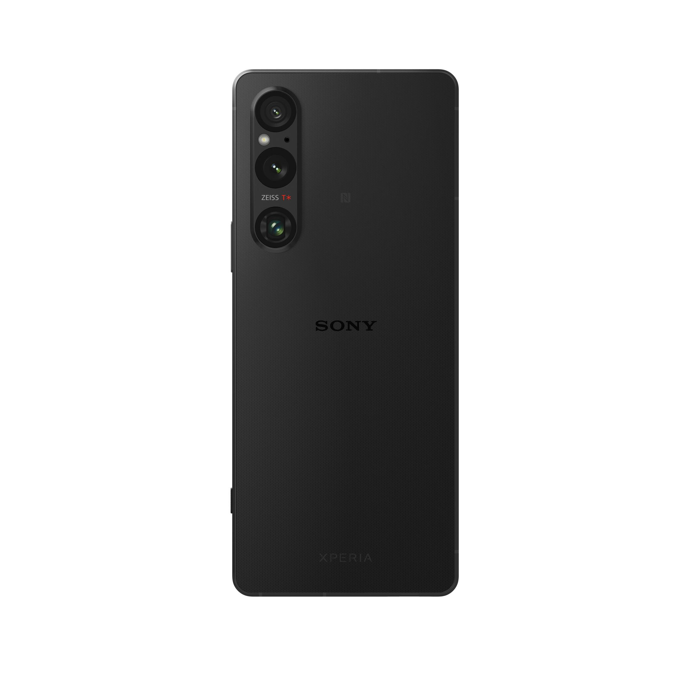 Czarny tył smartfona. Trzy aparaty, logo obiektywu Zeiss. Logo Sony poniżej. Tekst Xperia na dole.